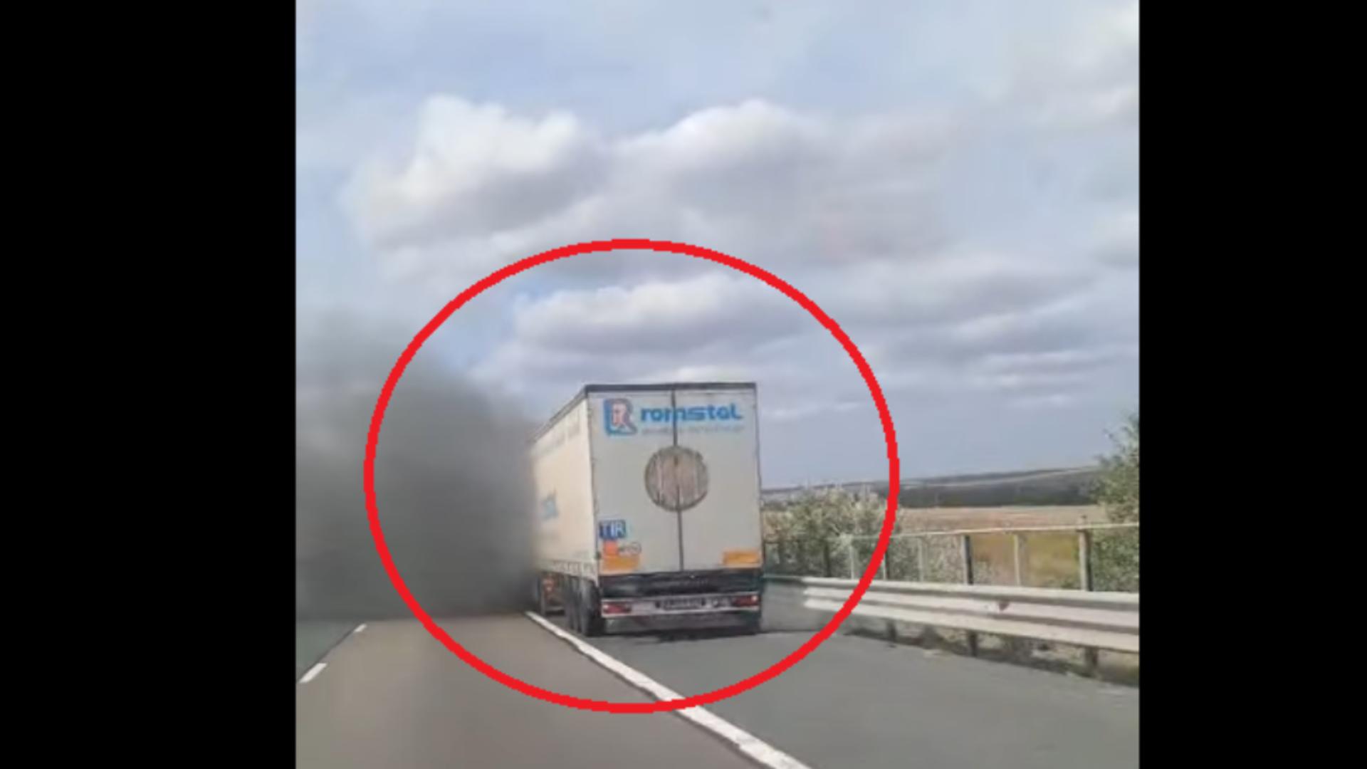  Trafic deviat pe A2, după ce un TIR a luat foc / Captură video