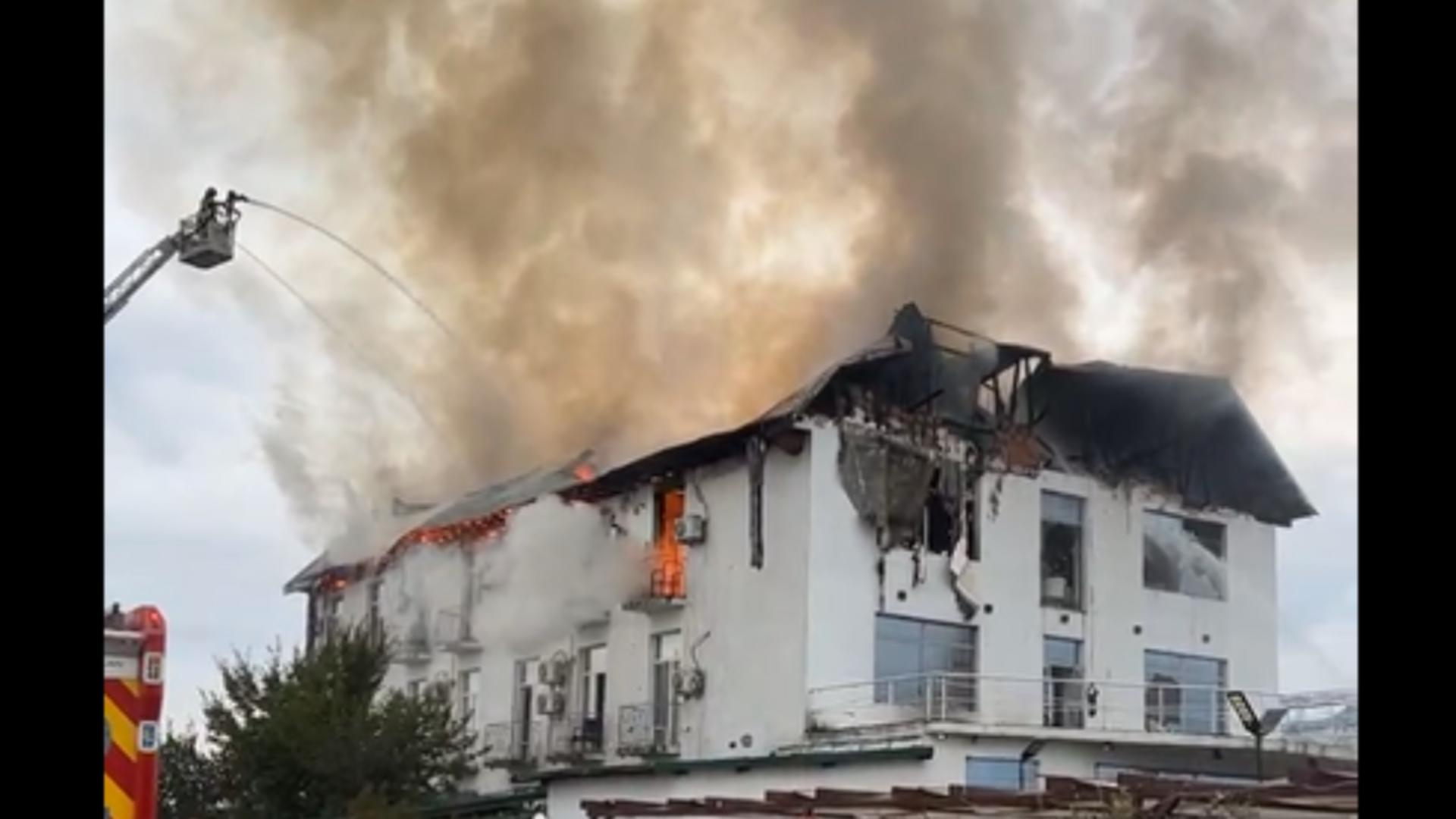 Cauzele incendiului de la hotelul din Prahova, investigate de poliție și procurori: a fost solicitată prezenţa unor experţi de la INSEMEX Petroşani/ Captură video