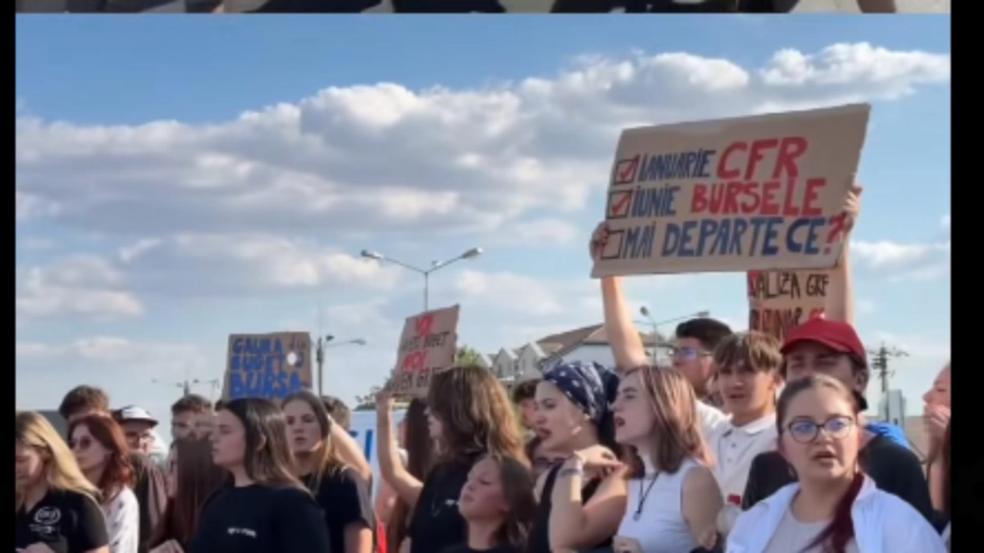 Studenții încep anul universitar cu PROTESTE în stradă și cer să fie ascultați de premierul Bolojan/ Captură video ANOSR