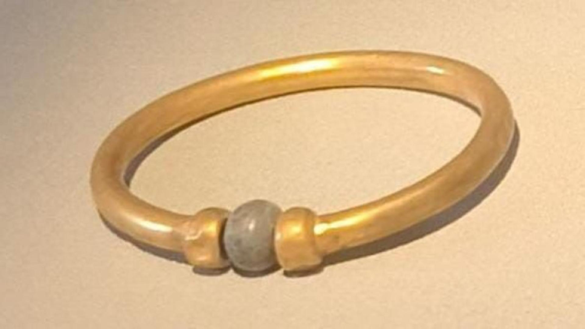 Dispariție misterioasă dintr-un mare muzeu: o brățară de aur veche de 3.000 de ani a fost furată 