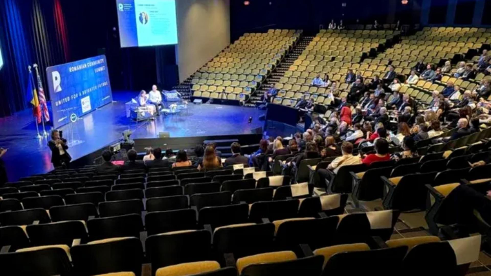 Sala aproape goală, la evenimentul la care au fost prezenți Oana Țoiu și Daniel David. Foto/gândul