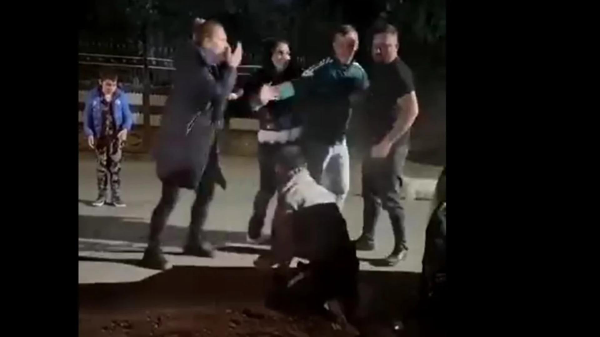 Agresorul i-a aplicat mai multe lovituri cu picioarele și pumnii celuilalt bărbat până l-a lăsat lat. Foto/Captură video