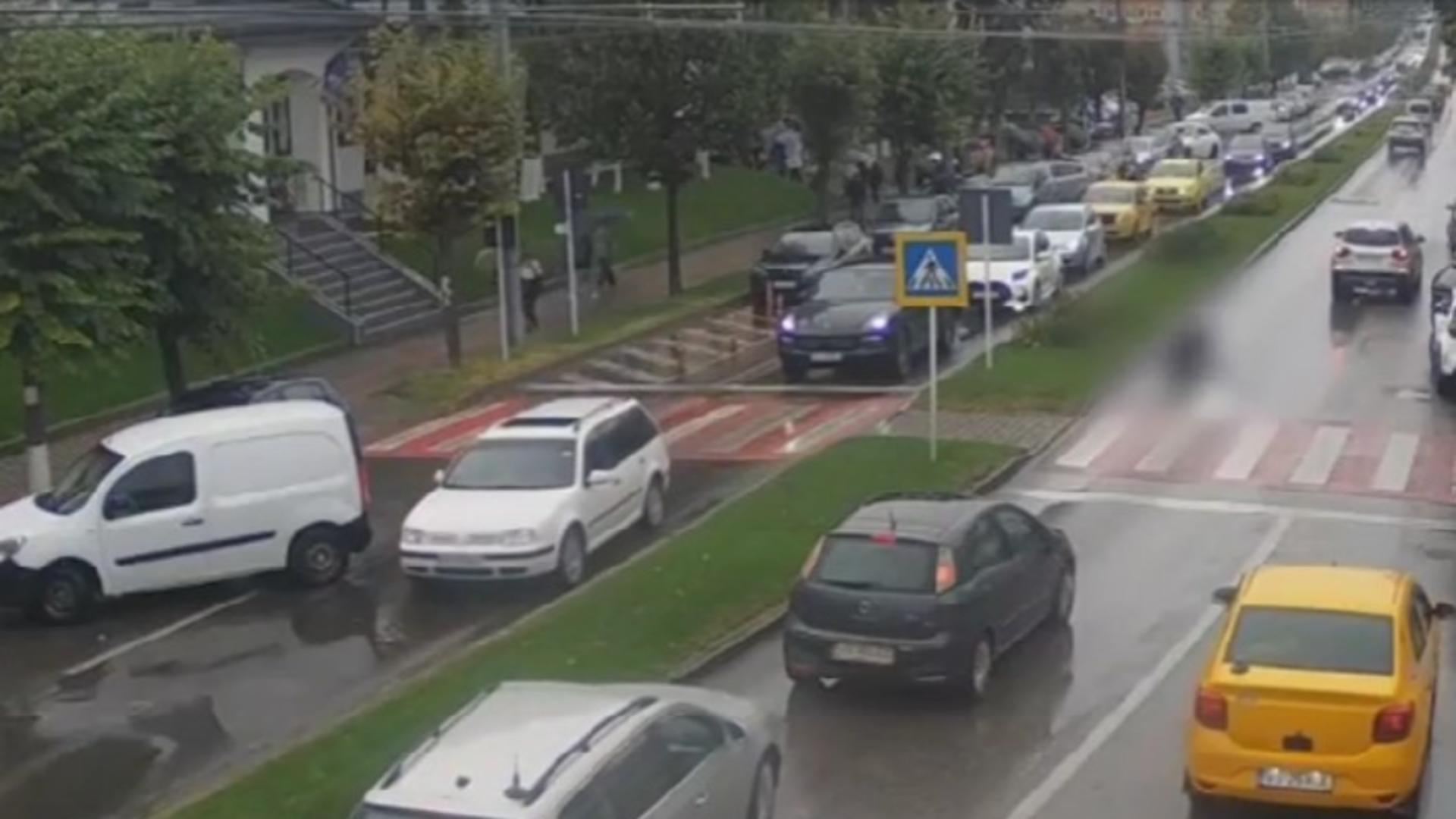 Femeie de 70 de ani, lovită violent pe trecerea de pietoni, în fața unei școli