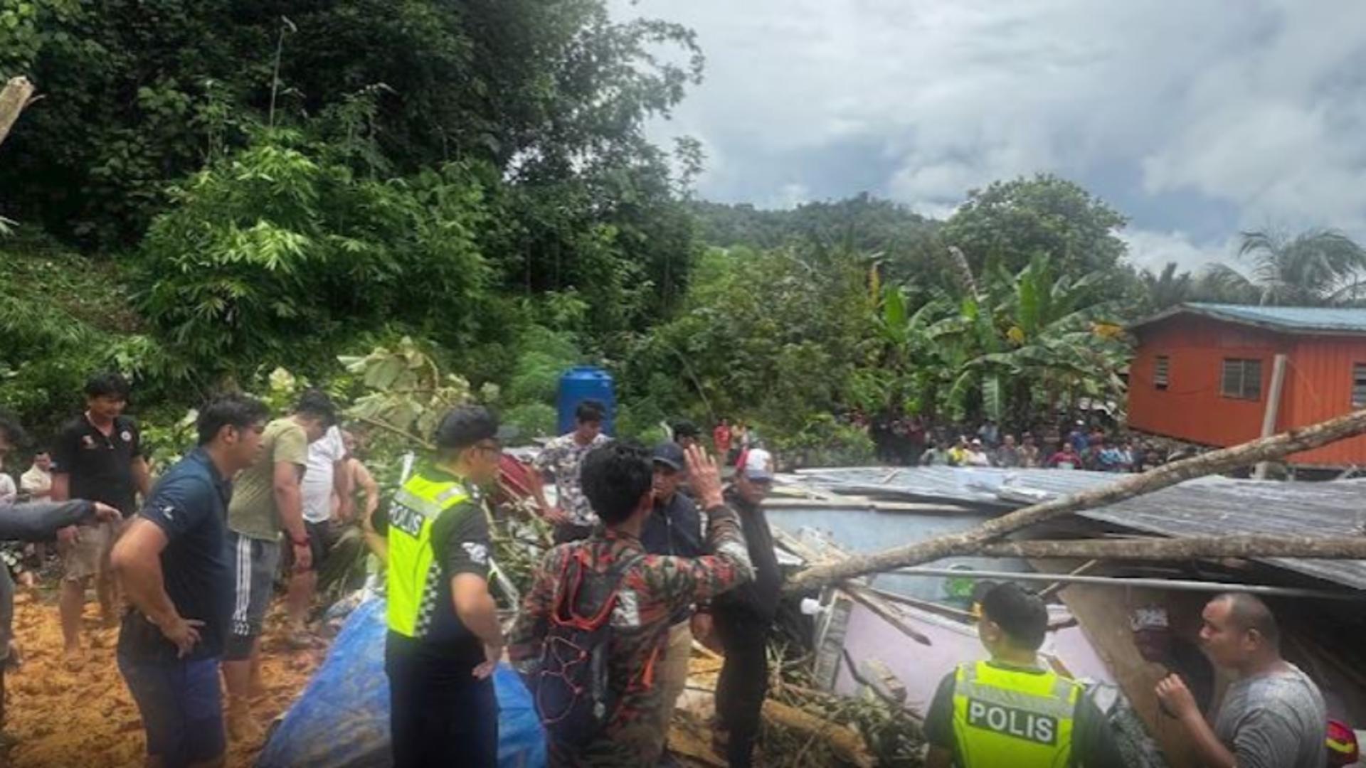 Inundații și alunecări de teren: imaginile dezastrului. 12 morți, printre care 5 minori