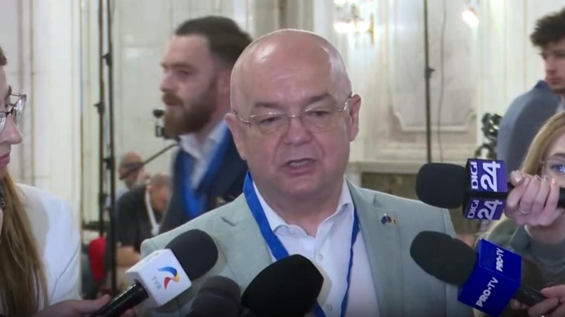 ADversarii politici îl acuză pe Boc că recompensează lipsa de performanță