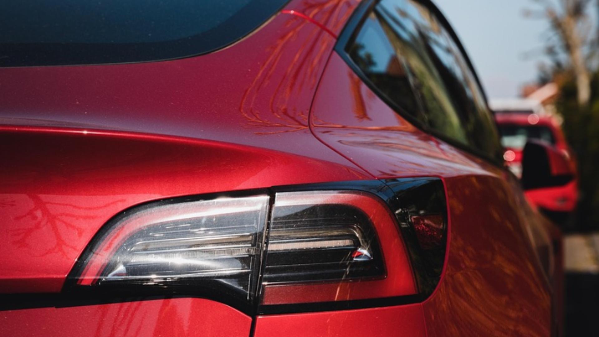 Sfârșit cumplit pentru o familie cu doi copii: au ars de vii într-o mașină Tesla, în urma unui accident rutier, după ce ușile au rămas blocate