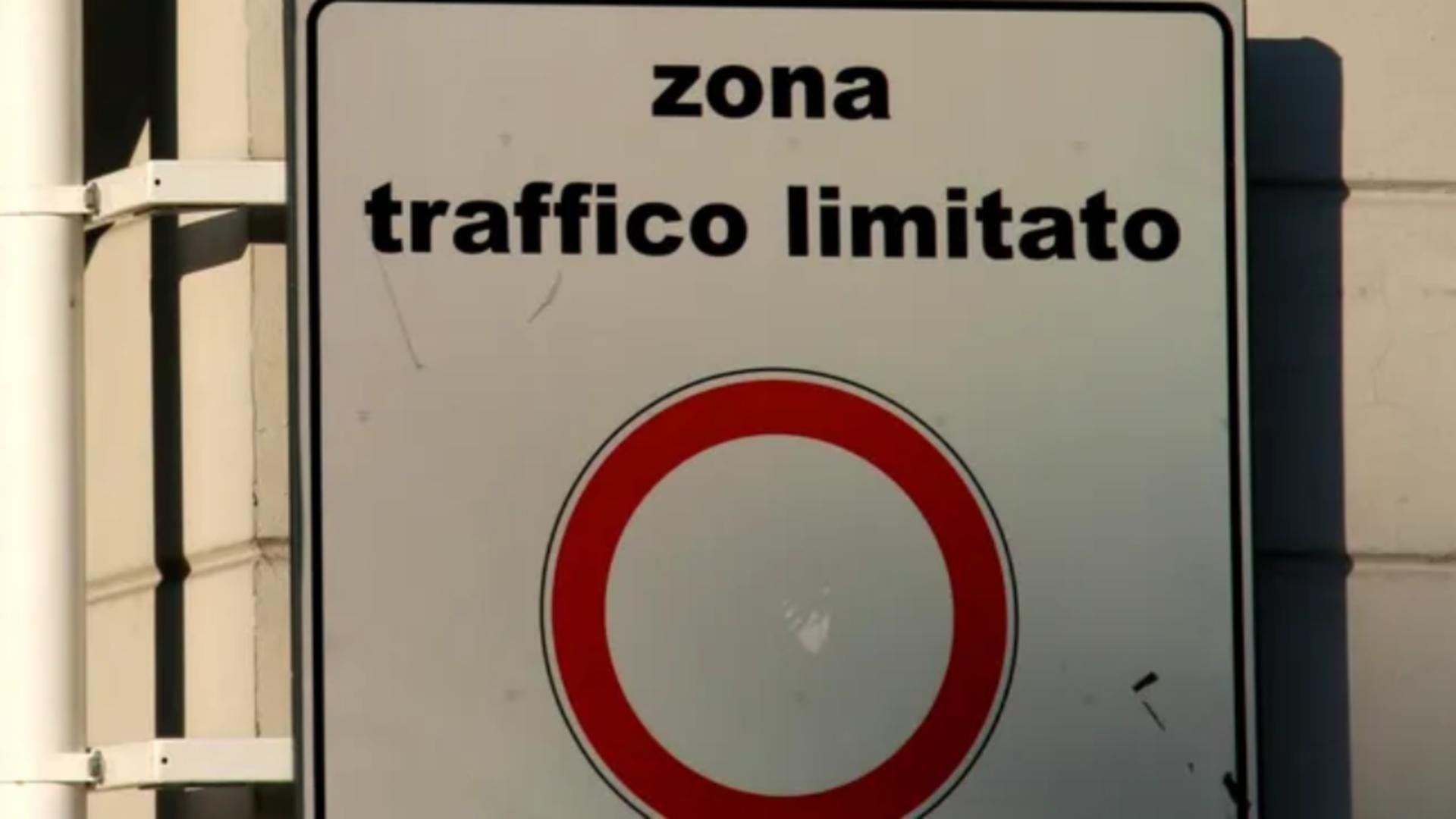 Puțini șoferi știu asta! ZTL pe indicatoarele rutiere: ce înseamnă și de ce turiștii primesc amenzi usturătoare