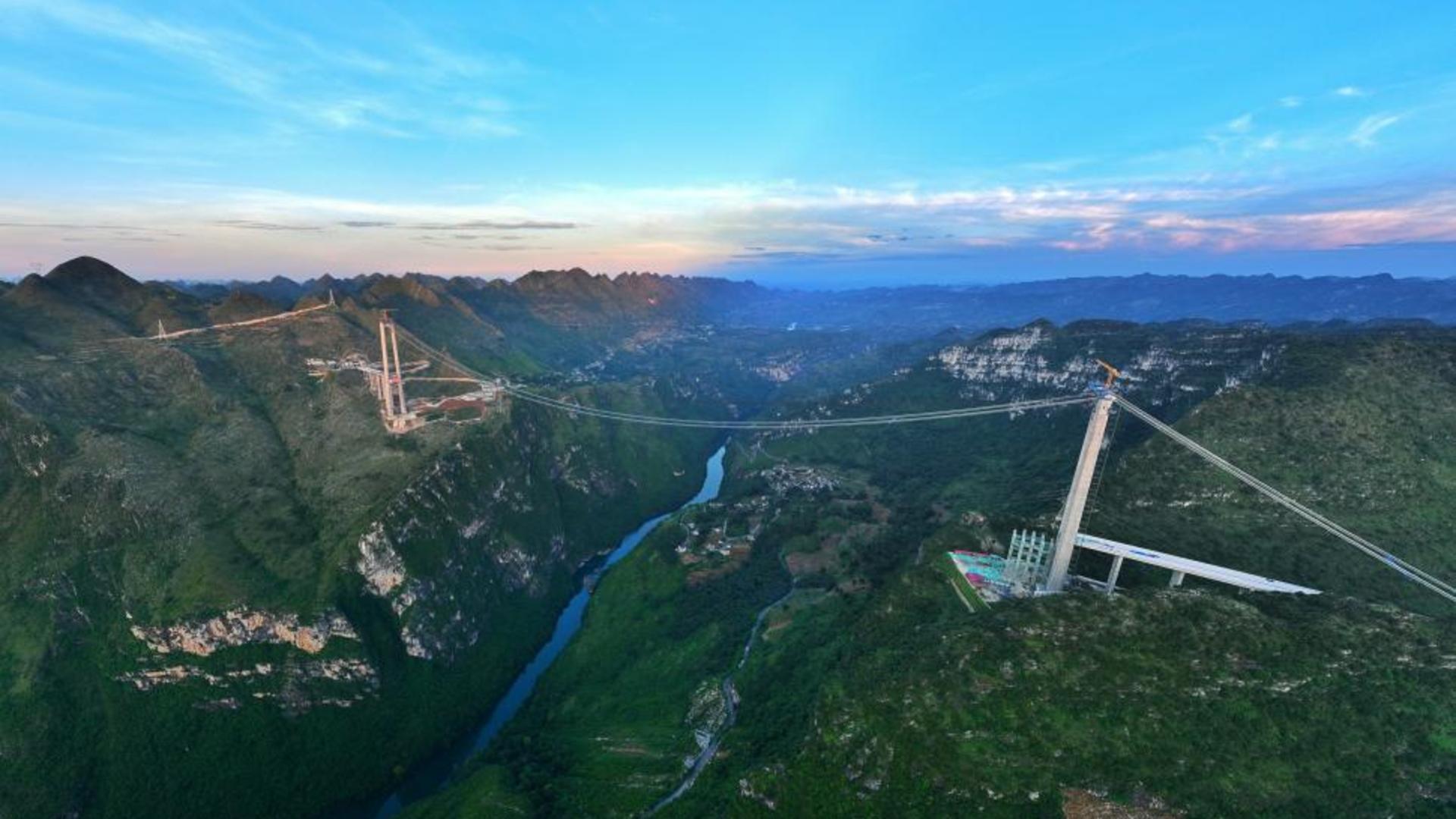 A fost inaugurat cel mai înalt pod din lume: se află în China, iar sub el ar încăpea două turnuri Eiffel