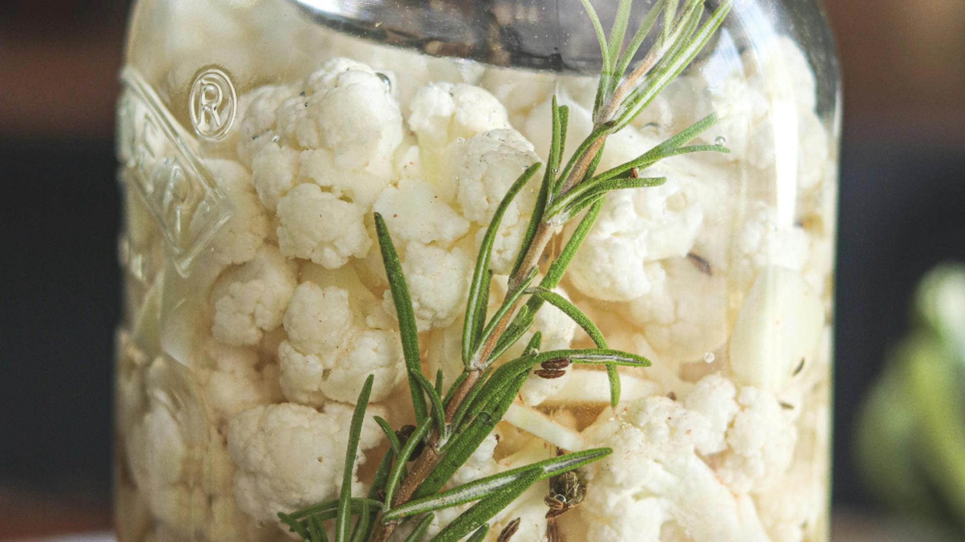 Ce să pui la conopida murată să iasă tare și crocantă!