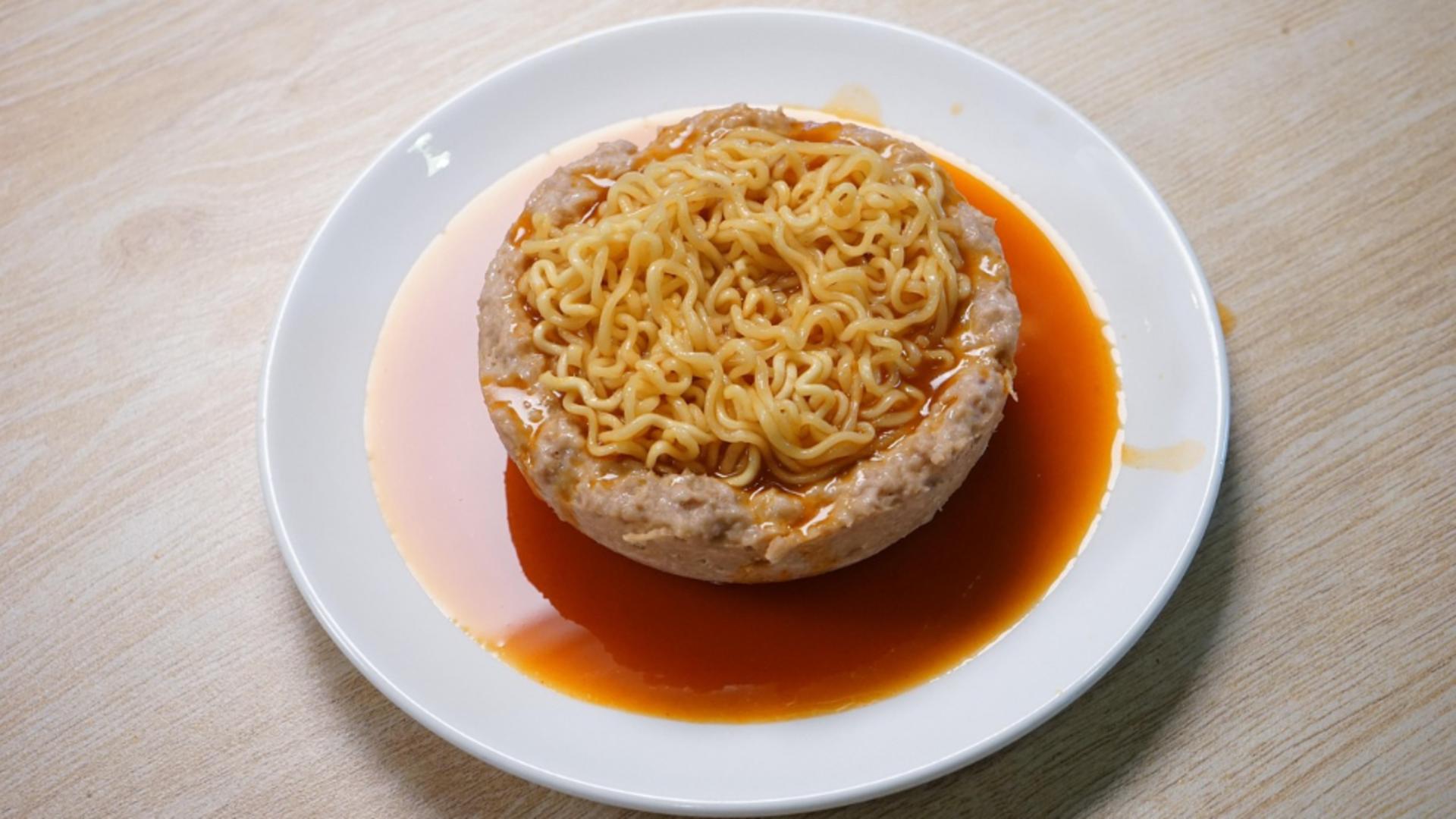 Avertisment internațional: tăițeii instant, bombă de sare, de 9 ori peste limita admisă