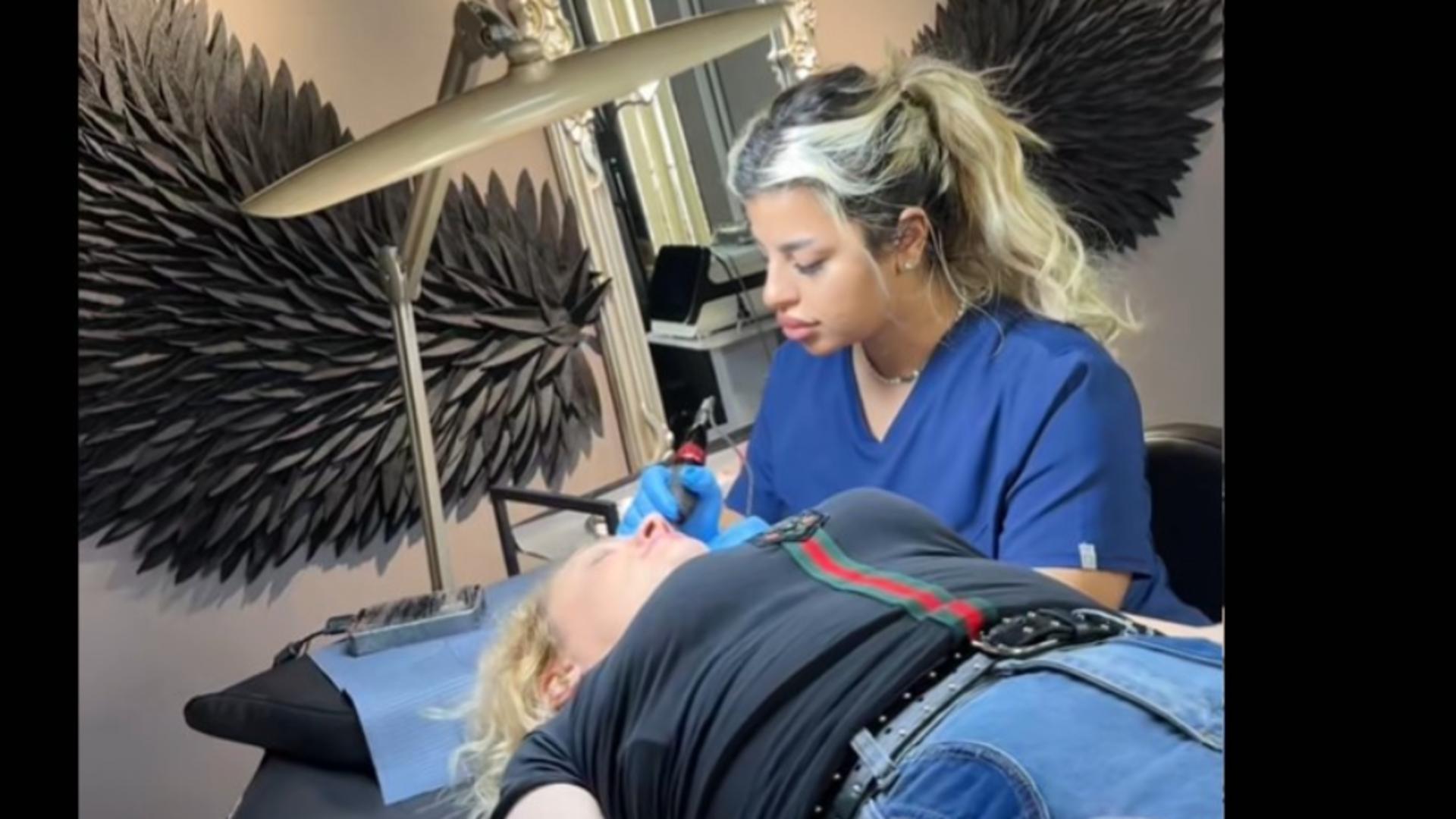 Chiar dacă are dosar penal și a fost amendată, femeia continuă să facă procedurile interzise. Foto/Captură video