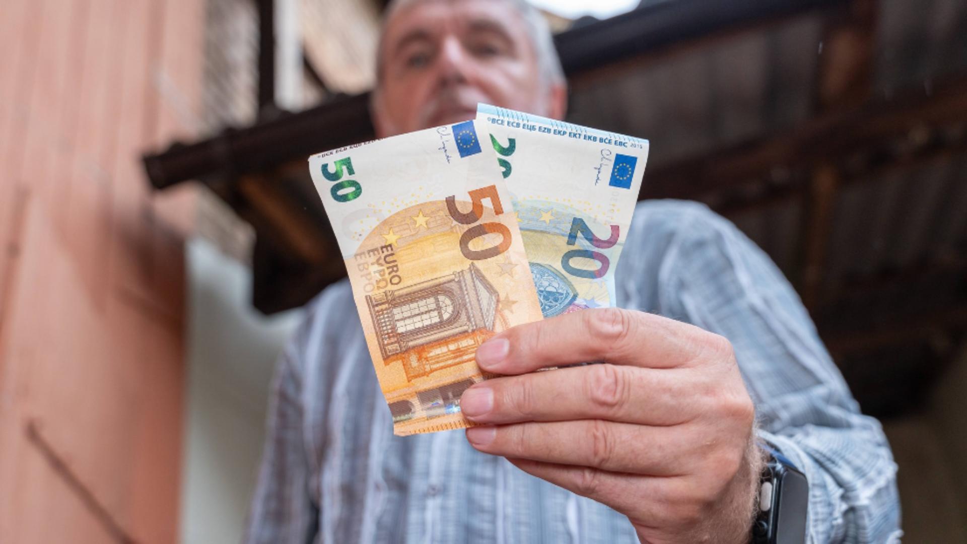 BCE ne spune să avem cash între 70 și 100 de euro, în buzunare, în caz de forță majoră. Foto/Profimedia