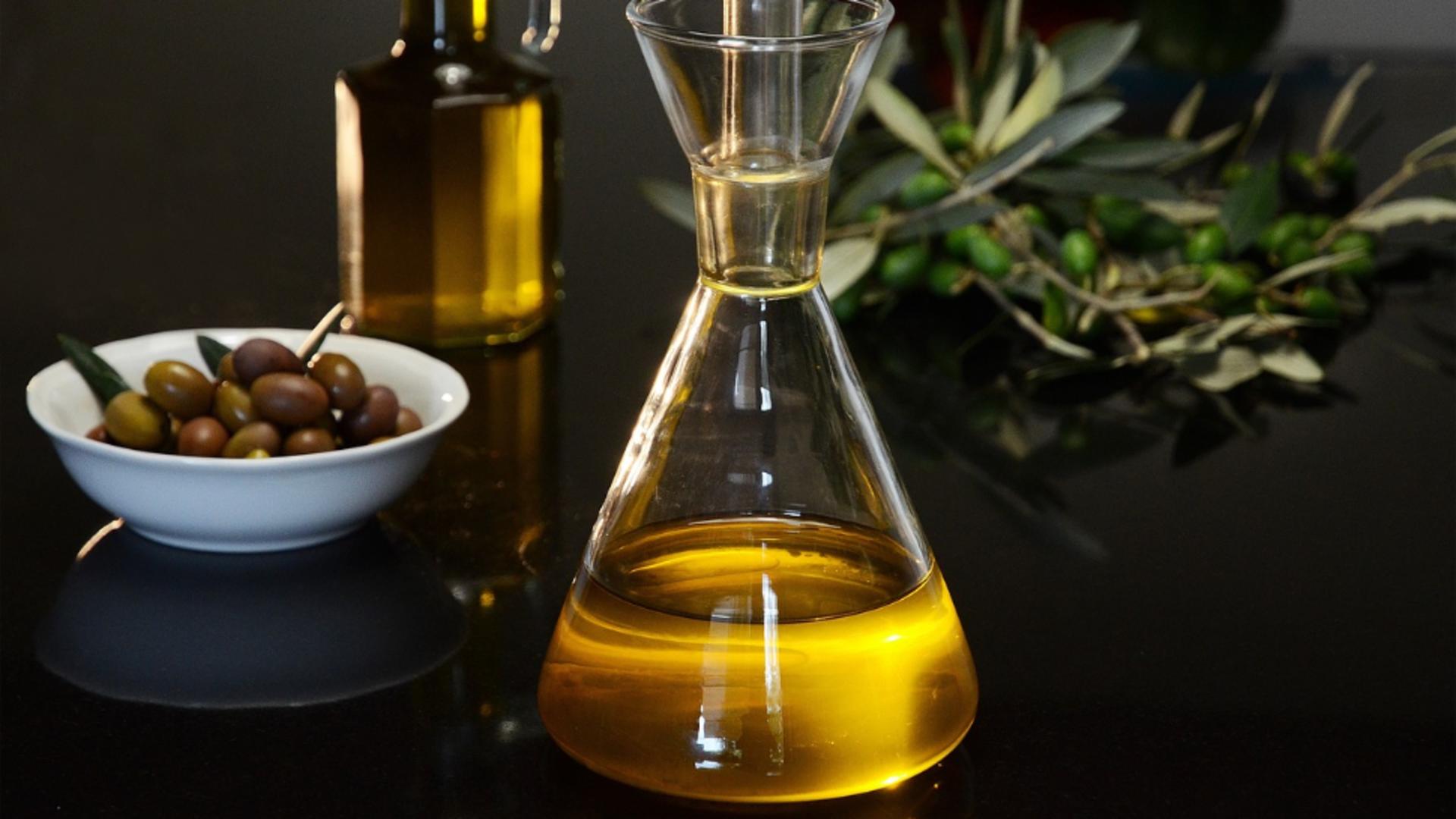 Cum recunoști un ulei de măsline autentic și de calitate. Ce trebuie să verifici pe etichetă înainte de a cumpăra