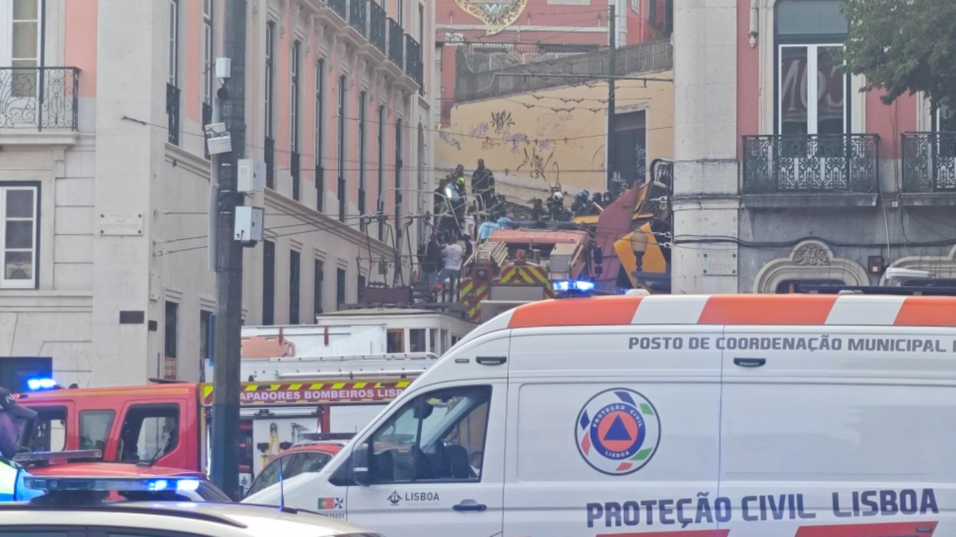 Funicularul Gloria din Lisabona s-a prăbușit. Cel puțin 15 oameni au murit. Foto/Profimedia