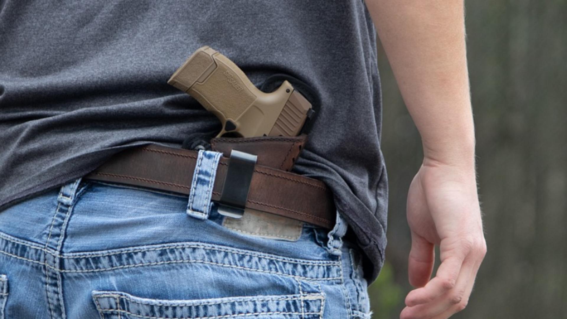 Un tânăr de 27 de ani, sub control judiciar după ce și-a amenințat fosta iubită cu un pistol în trafic