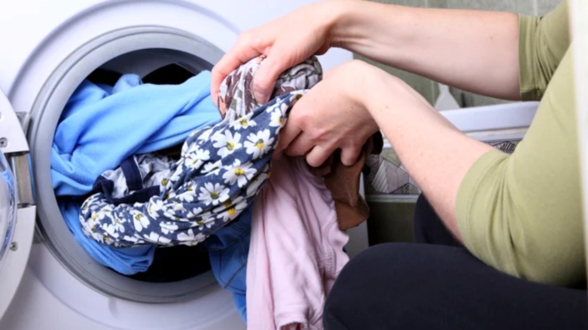  Temperatura ideală la care se spală hainele din poliester