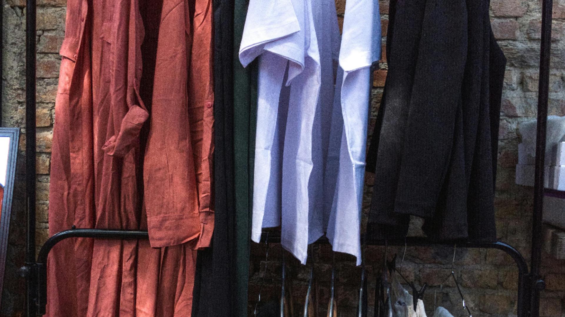 Trucuri pentru ca hainele tale vechi să pară noi și la modă. Sfaturi de la specialiștii în fashion