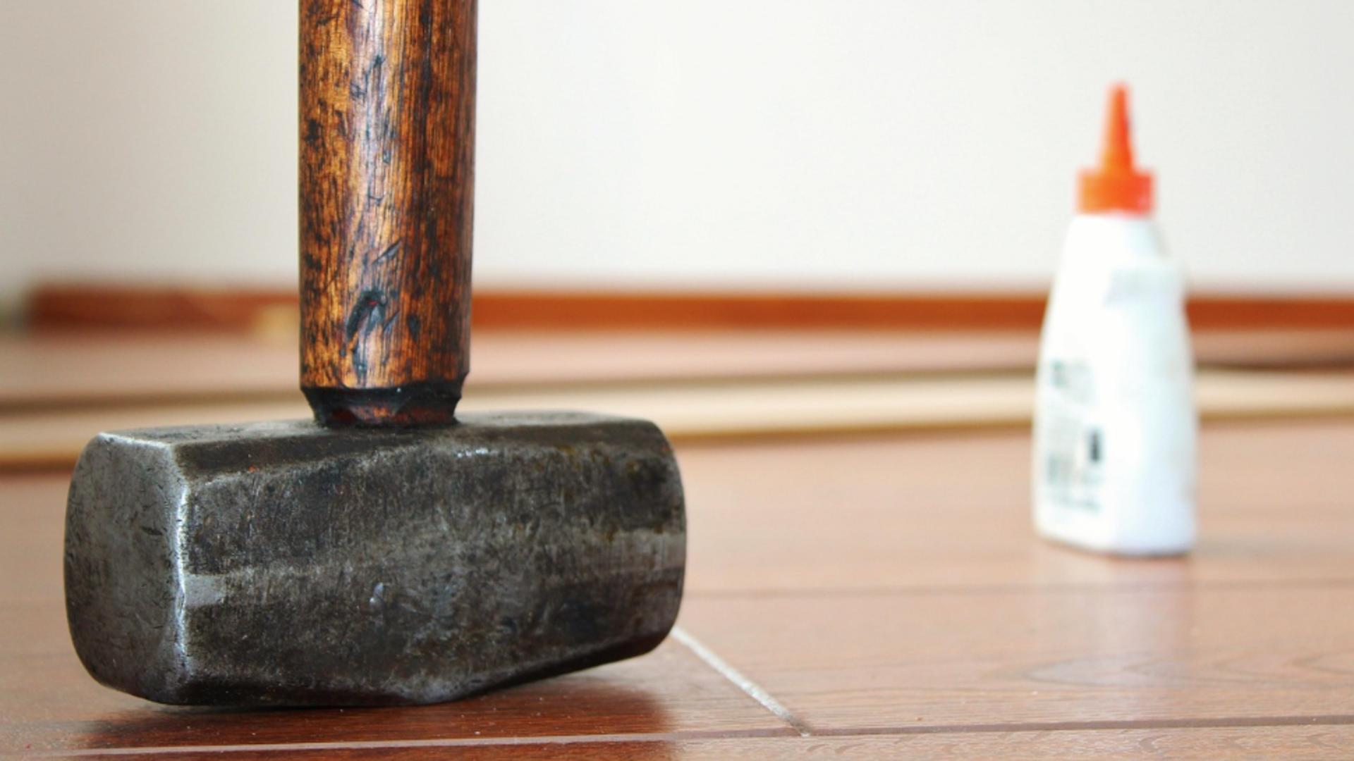  Opt copii, internați de urgență după o „glumă” șocantă la un internat. S-au trezit cu ochii lipiți în timp ce dormeau