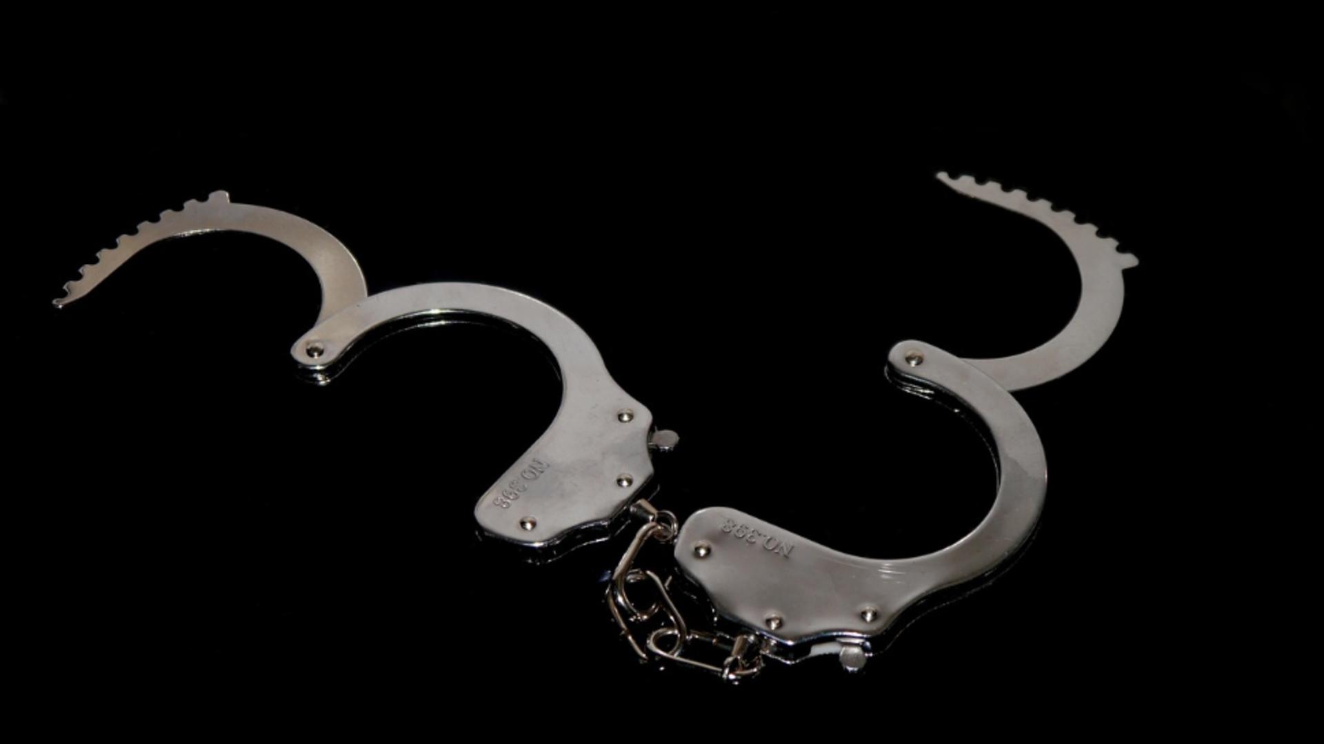 Bărbat reținut după ce a amenințat o administratoare de magazin și a recurs la gesturi obscene