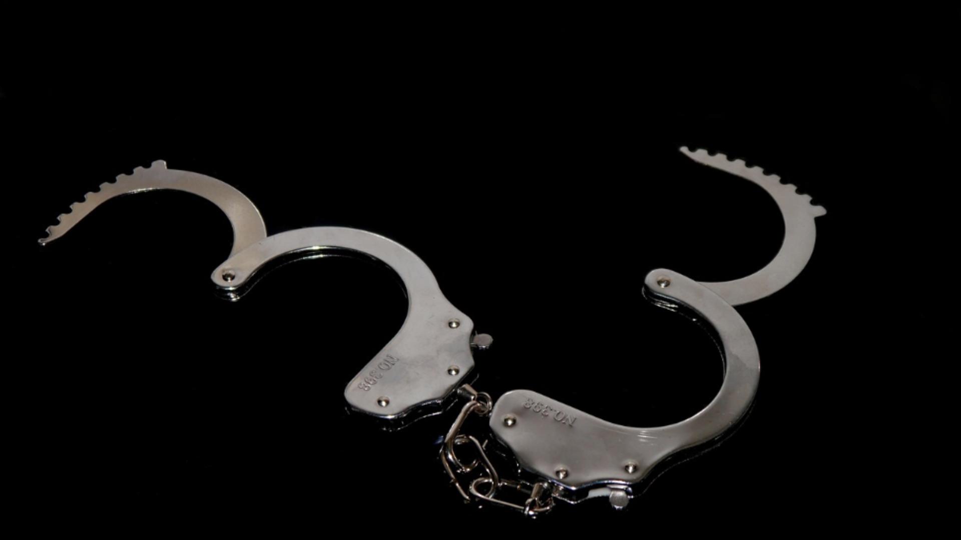 Bărbat arestat după ce și-a terorizat fosta iubită cu amenințări și a încălcat în repetate rânduri ordinul de protecție: „Supune-te la apel, că altfel fac crimă”