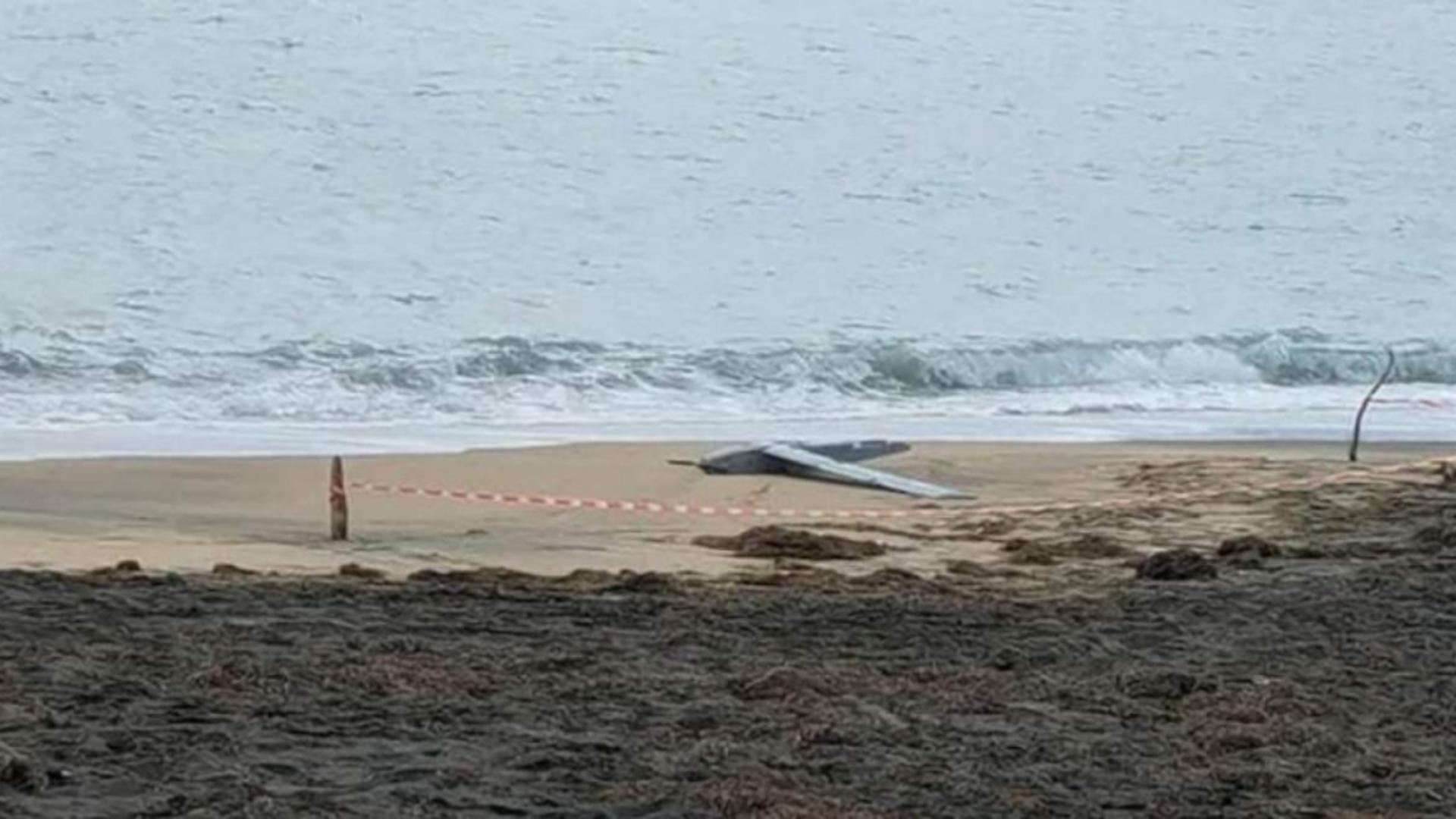 Alertă în apropiere de România: o dronă necunoscută a fost găsită pe plajă. Militarii investighează originea