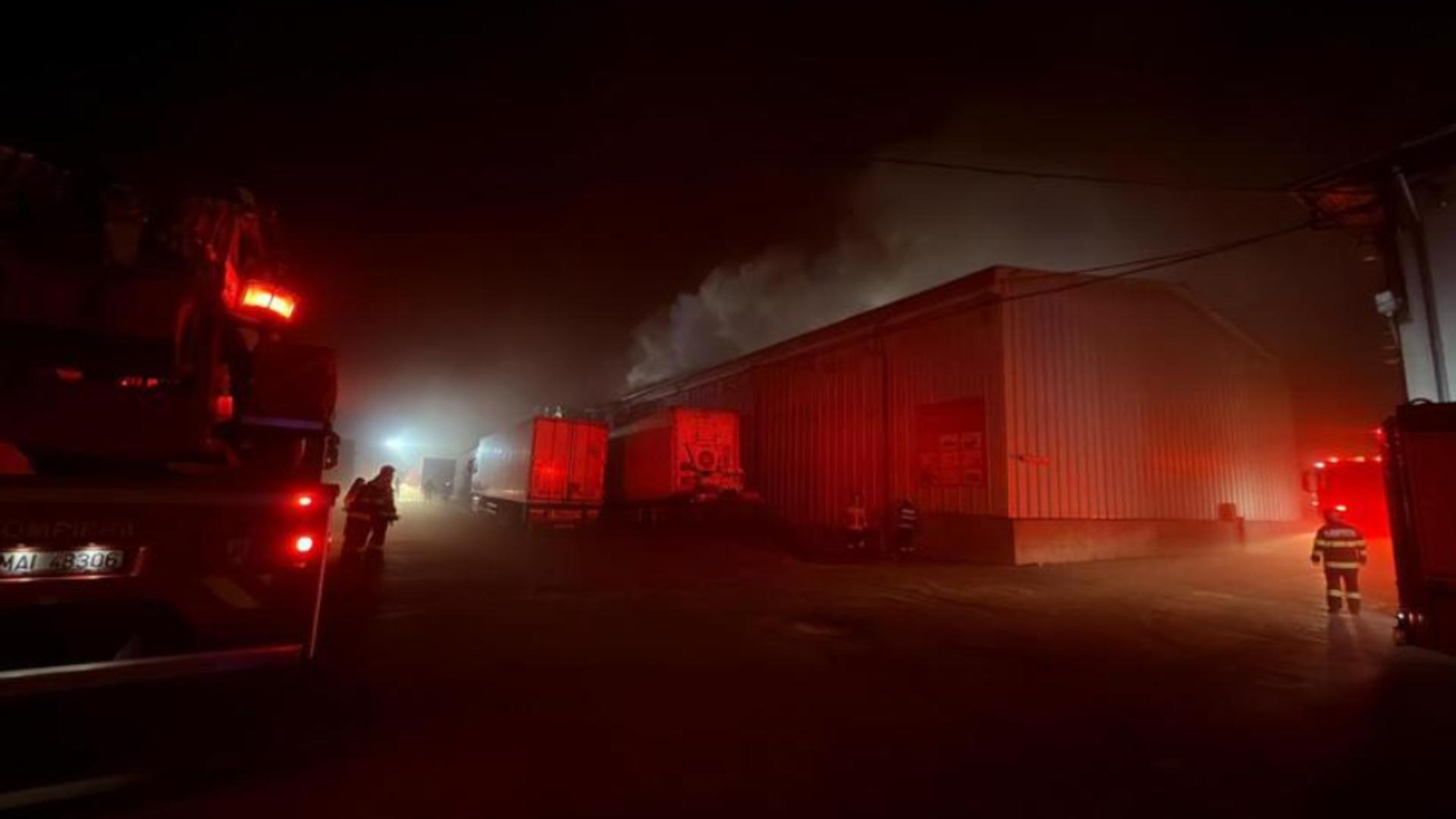 Incendiu MASIV în Sectorul 2 din București. Populația, avertizată prin mesaj RO-Alert: 14 autospeciale au ajuns la fața locului