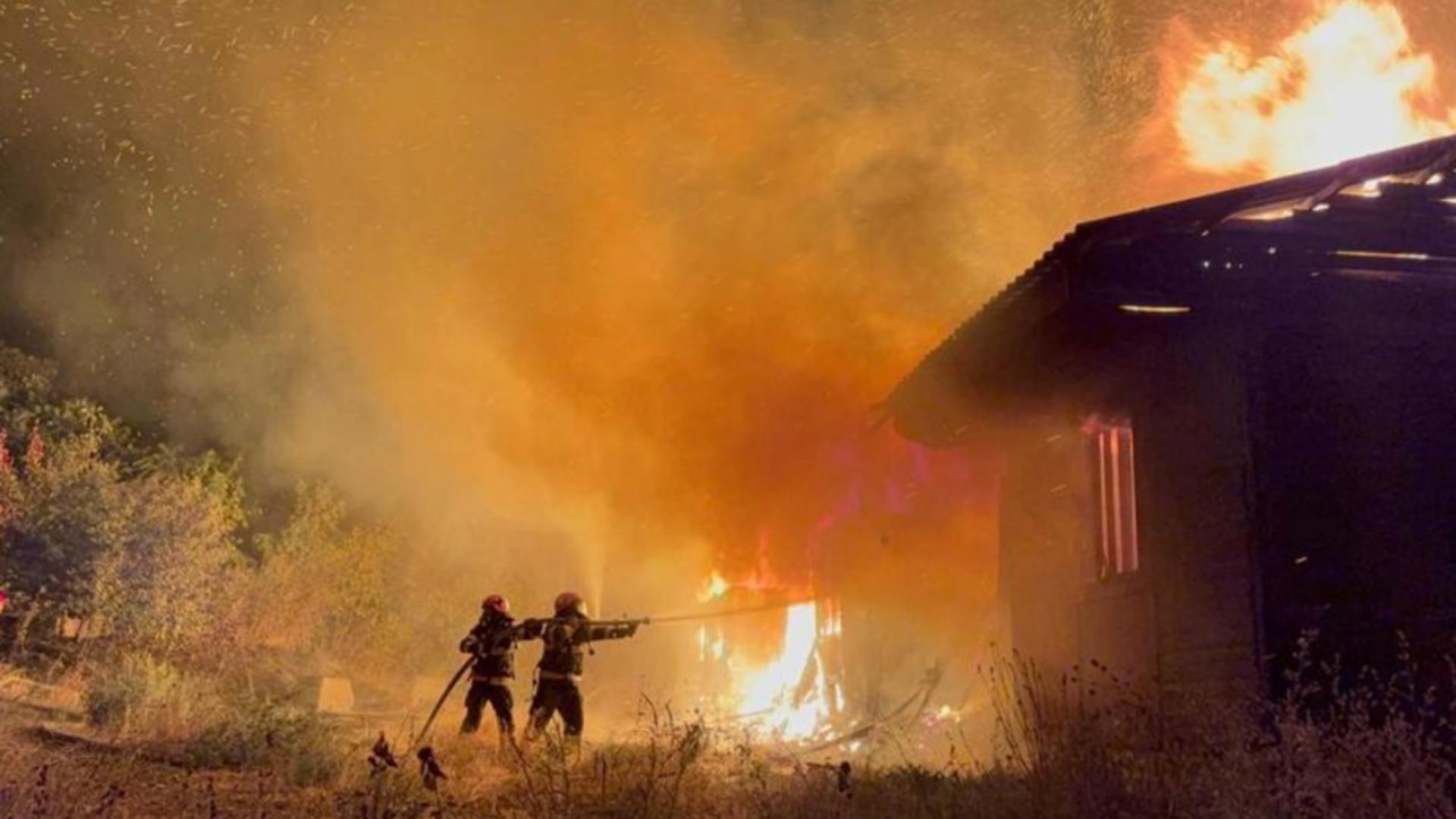 Incendiu puternic, la Galaţi: barăcile unui fost şantier, cuprinse de flăcări 