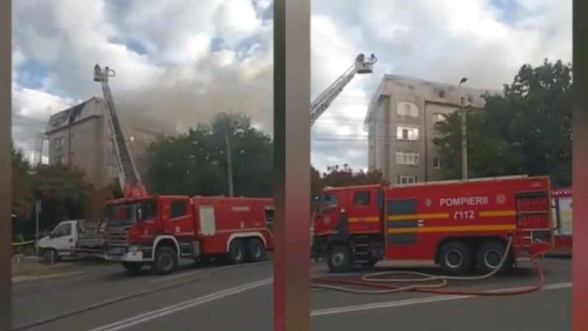 Mansarda unui bloc din Constanța a fost cuprinsă de flăcări