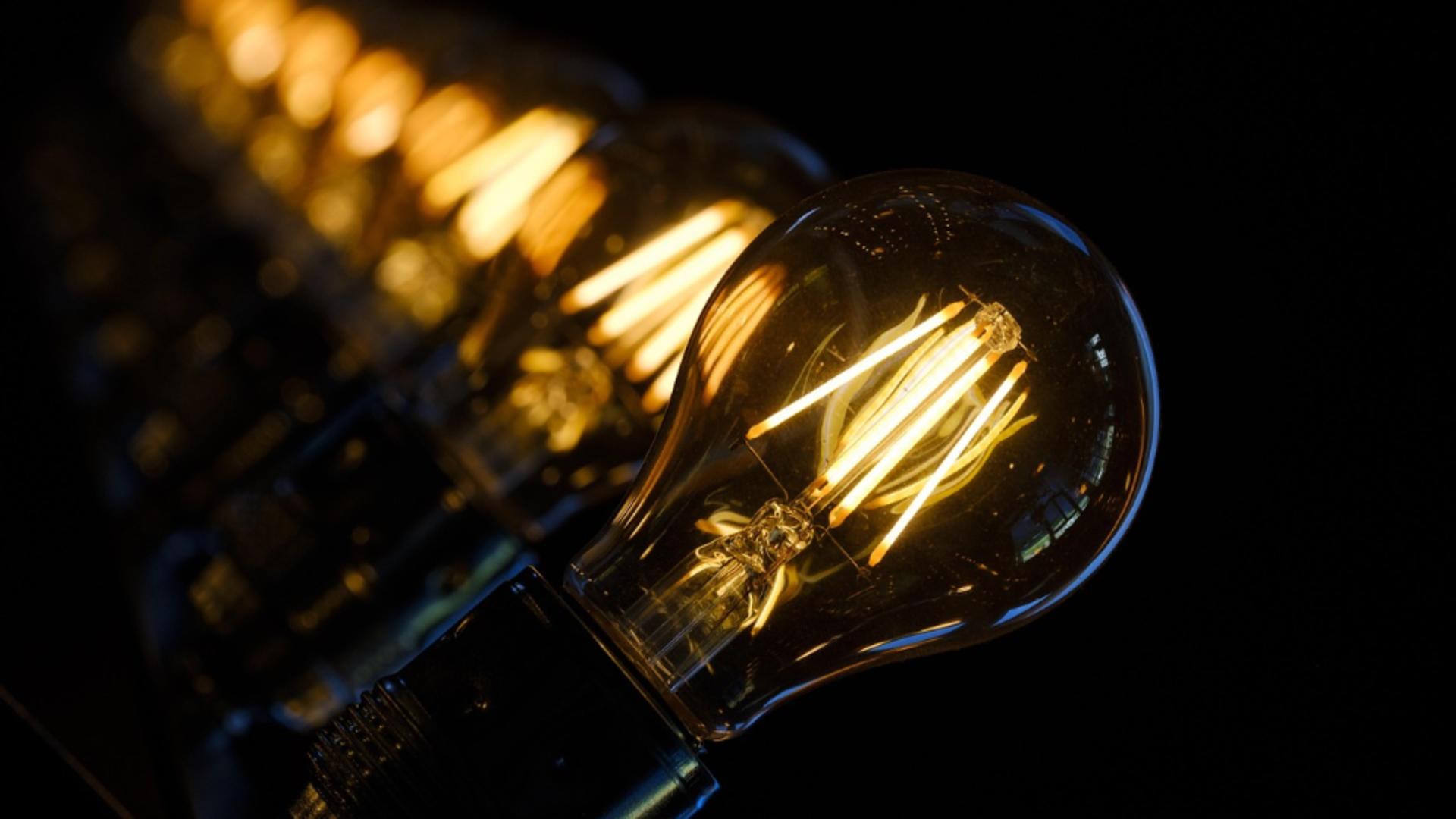 Românii se tem de facturile care vor veni în sezonul rece. Curentul electric va ajunge să fie un lux în casele românilor