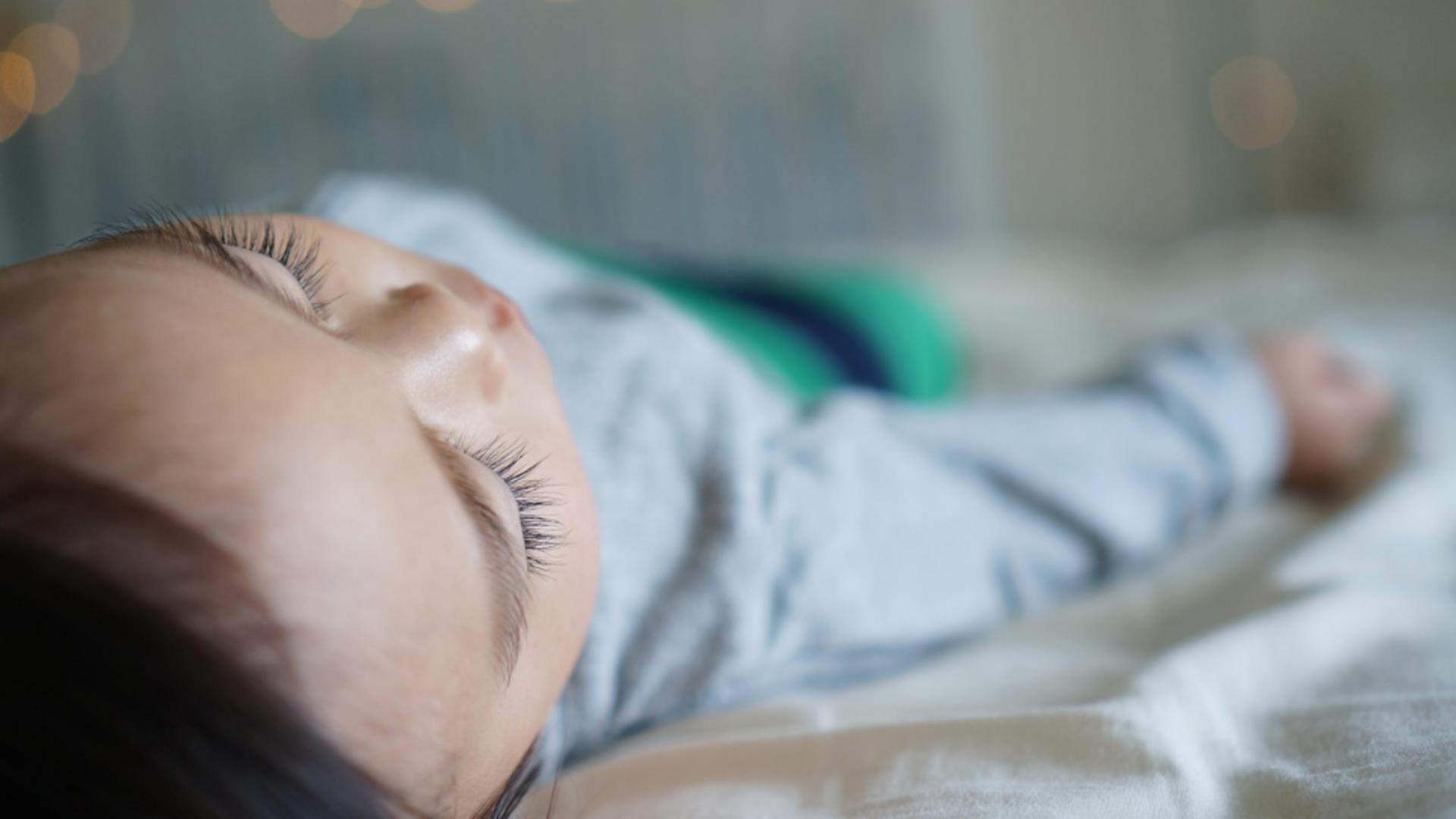  Un copil de doi ani, încuiat în portbagaj de propriii părinți pentru ca aceștia să mănânce la restaurant. Au vrut o seară în doi