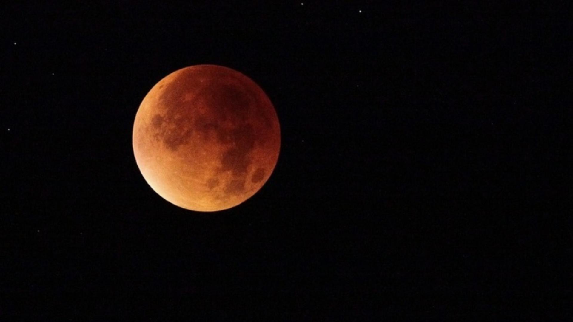Eclipsă totală și Lună sângerie duminică: fenomen vizibil 