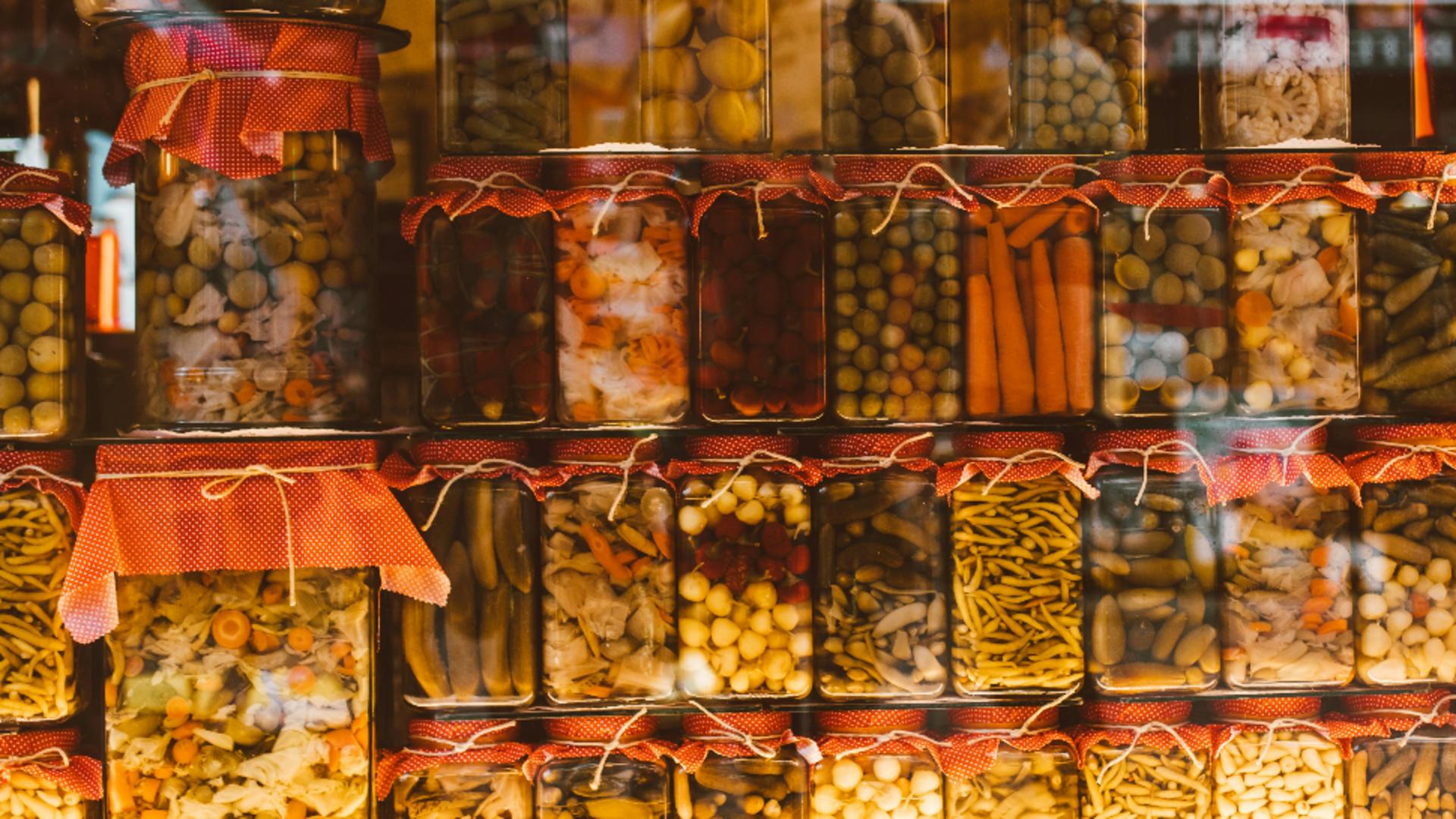 Salată asortată de legume în oțet, la borcan. Rețetă de conservă pentru iarnă