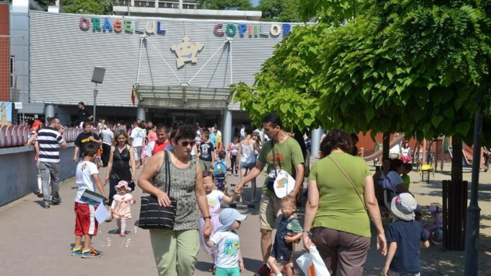 Poliția investighează imaginile de pe camerele de supraveghere (foto arhiva)