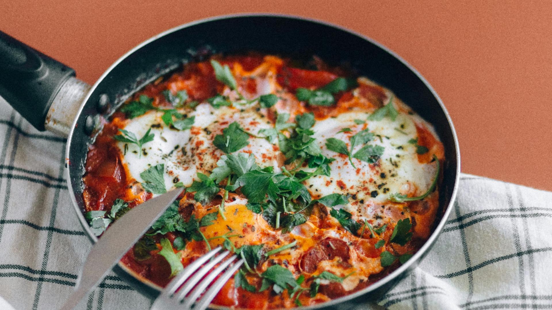 Rețetă de ouă turcești. Cum se prepară și de ce condimente ai nevoie