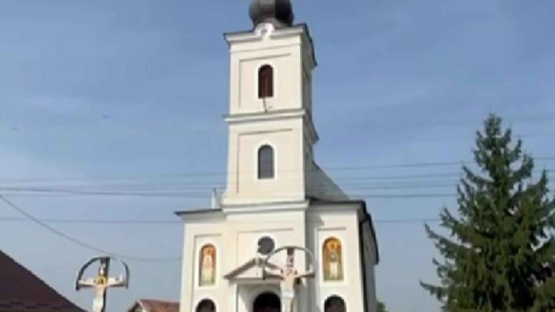 Preot agresat de un enoriaș gelos, în fața localnicilor din Mureș. Ambii au ajuns să depună plângeri la poliție