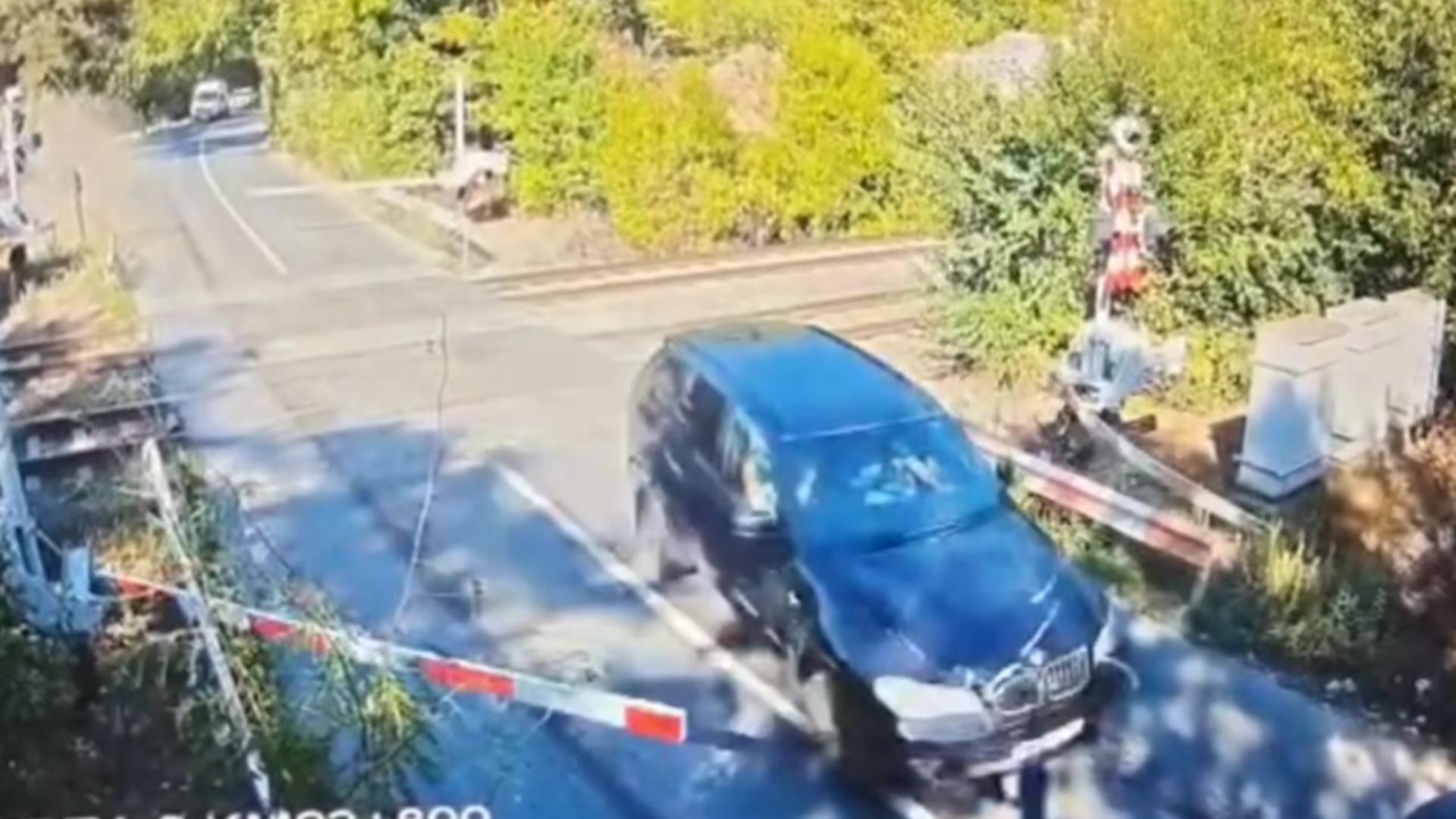 Inconștiență la trecerea de cale ferată din Pasărea: cinci persoane au ajuns la spital din cauza unui șofer grăbit