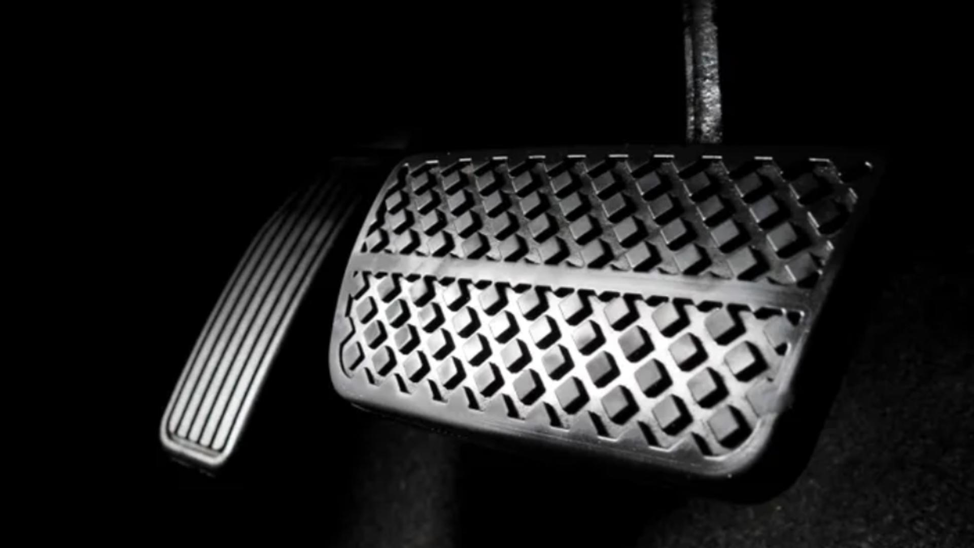 Puțini șoferi știu că pedala de accelerație nu e doar pentru viteză: rolul complex care îți va schimba modul de condus