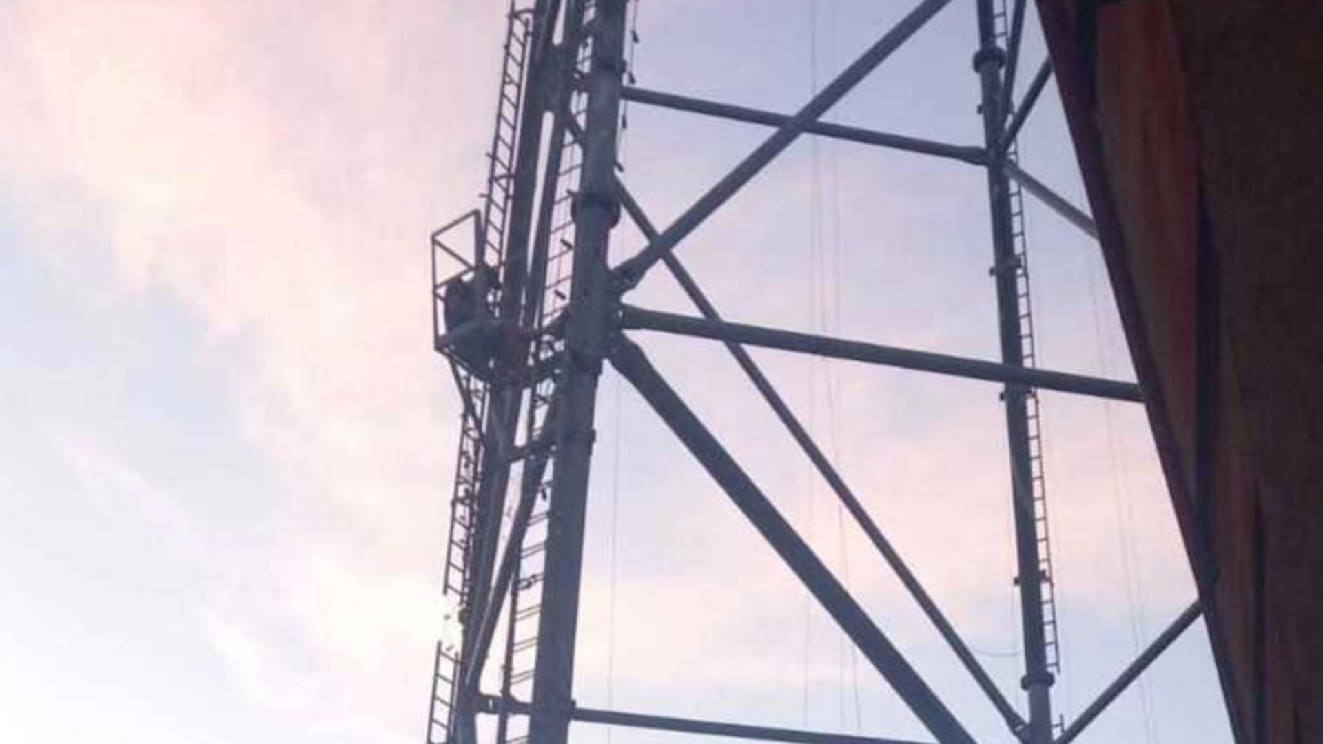 O persoană s-a urcat pe un stâlp al telegondolei din Piatra Neamţ