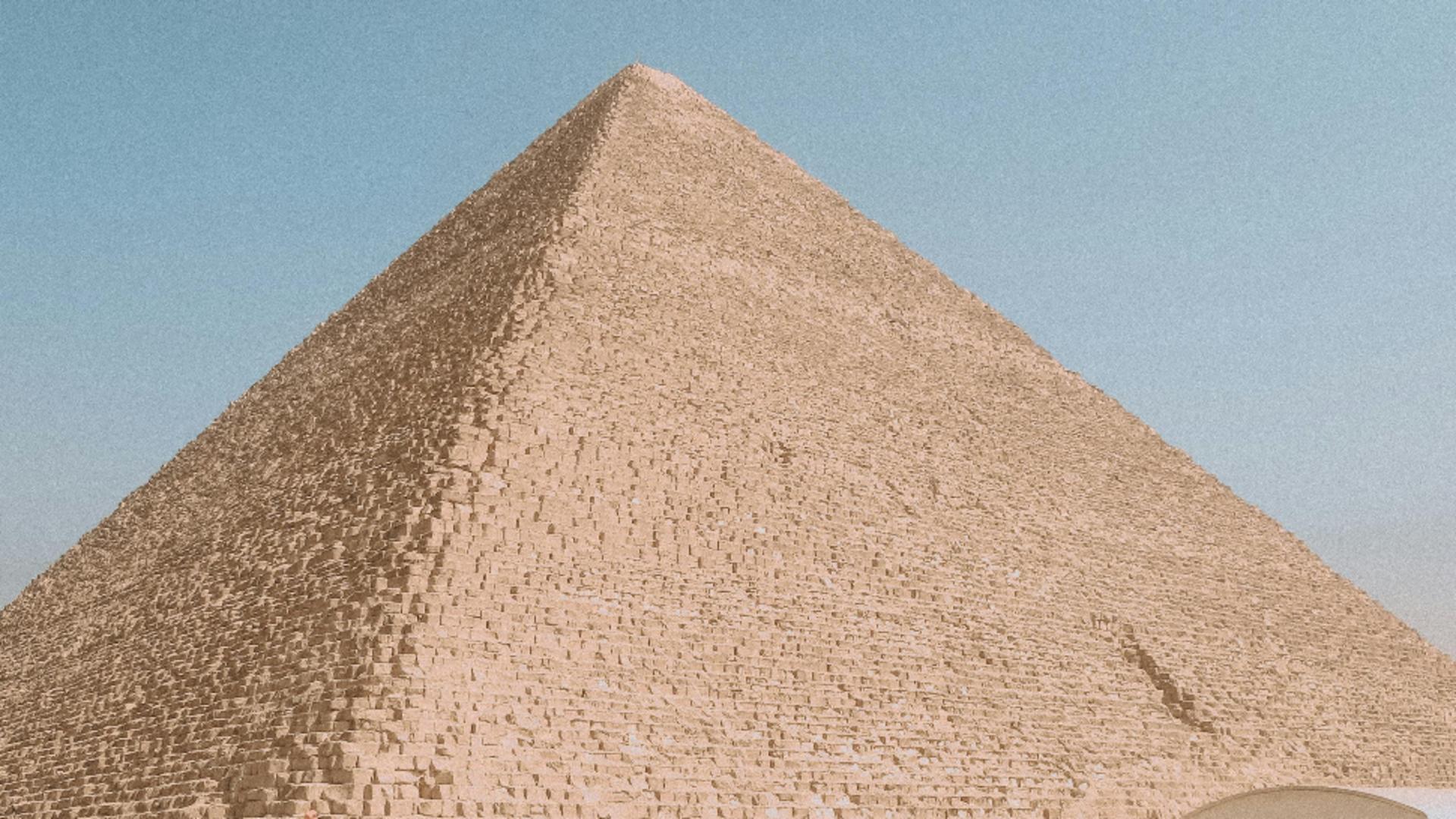 Lucruri mai puțin știute despre  Piramida lui Keops, singura care s-a păstrat dintre "Cele 7 Minuni ale Lumii Antice". Este o adevărată bancă de date