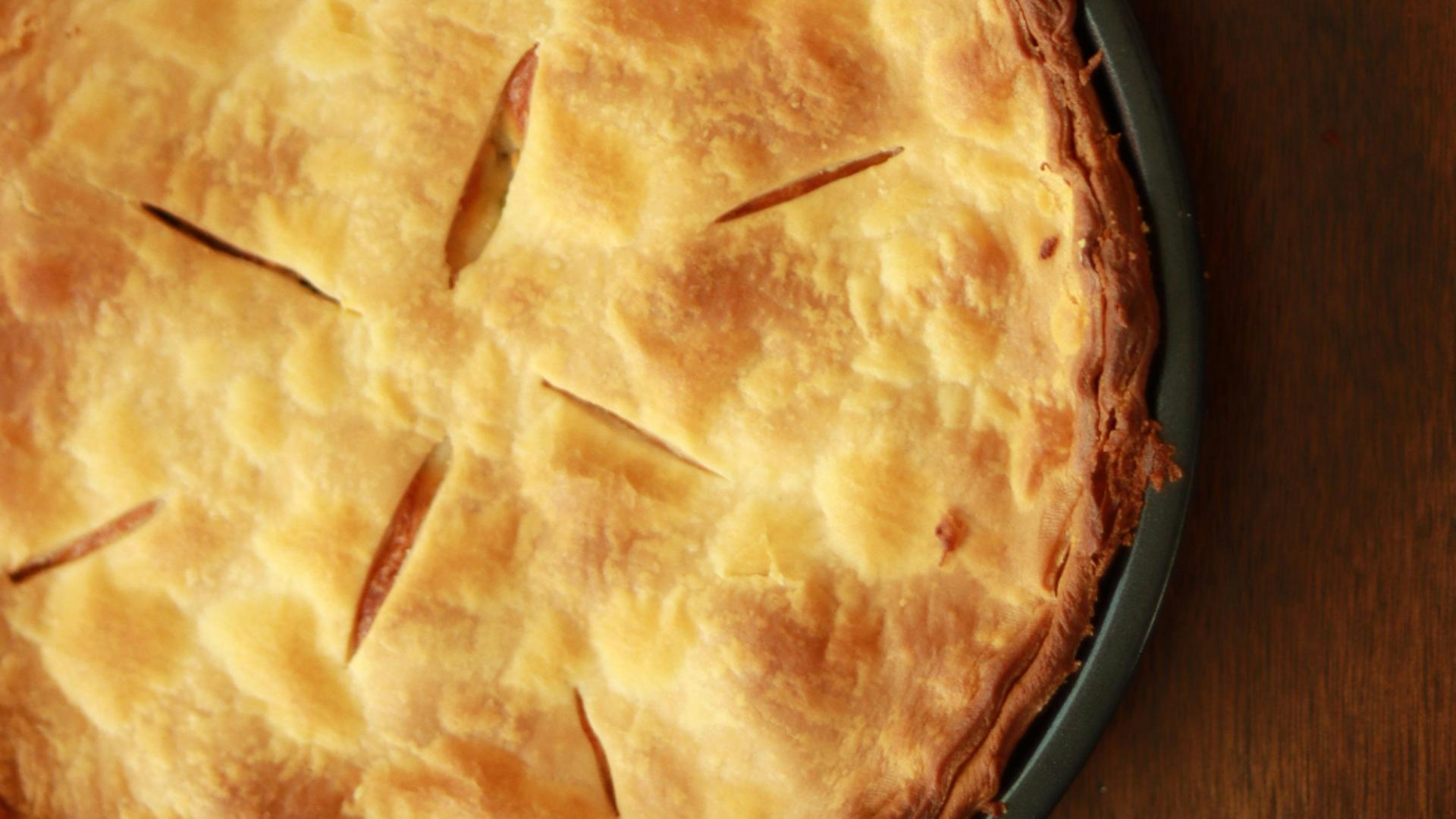 Plăcintă rustică cu varză călită și aluat fraged. Rețetă tradițională din Ardeal