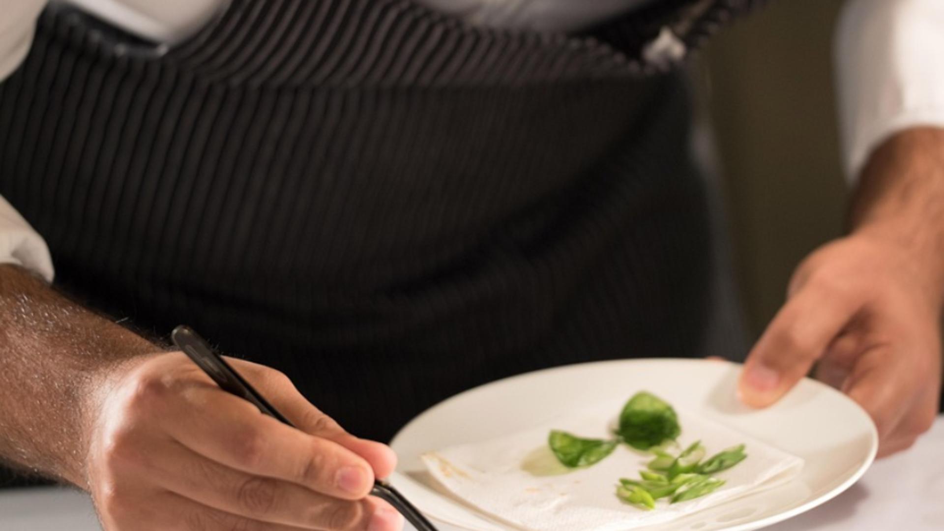 Preparatul pe care bucătarii celebri nu îl comandă niciodată la restaurant. Care sunt motivele și de ce trebuie să ne ferim?