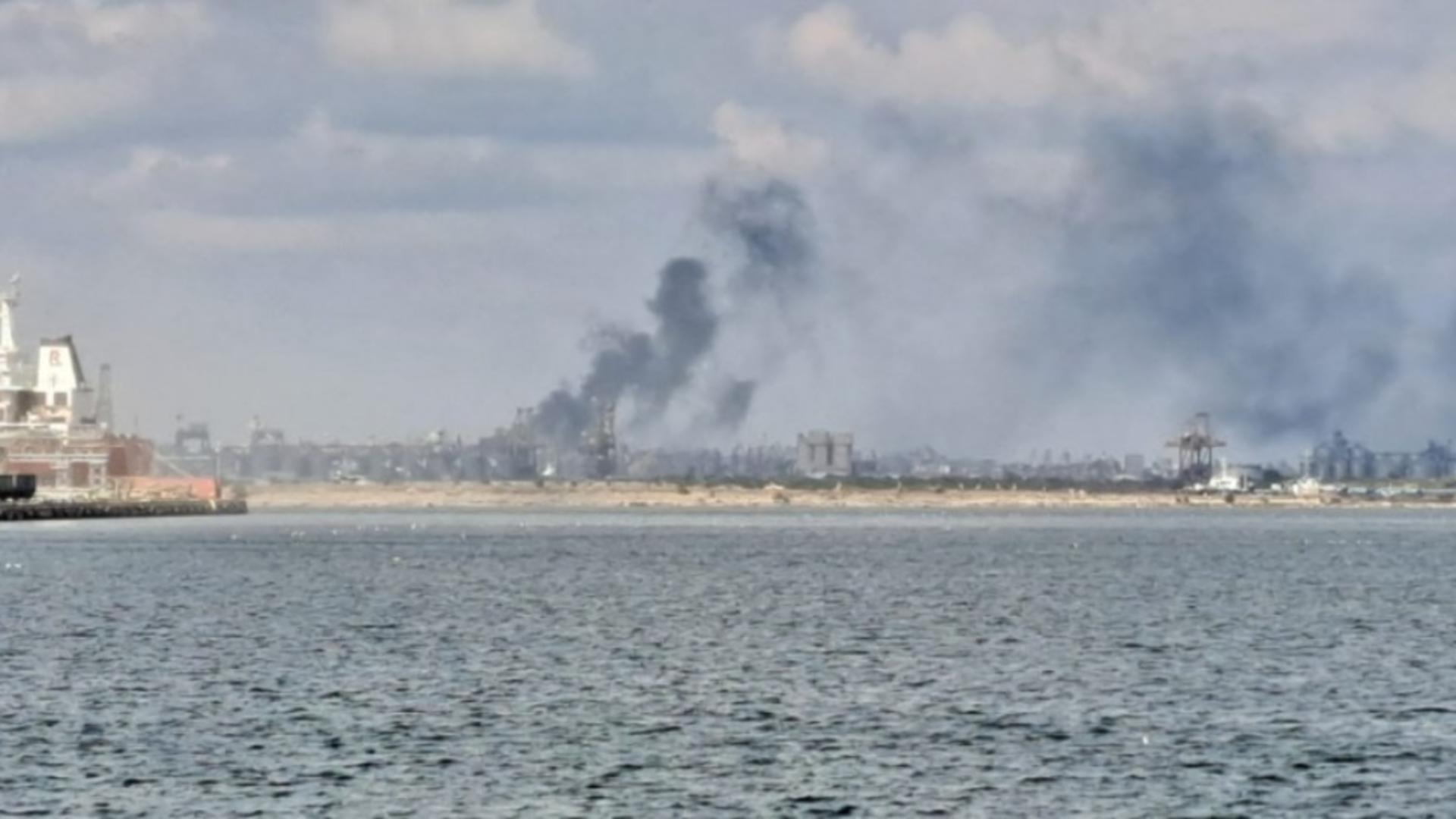 Alertă în Portul Constanța. Intervenție masivă a pompierilor, după ce un incendiu a izbucnit la bordul unei nave – FOTO/VIDEO