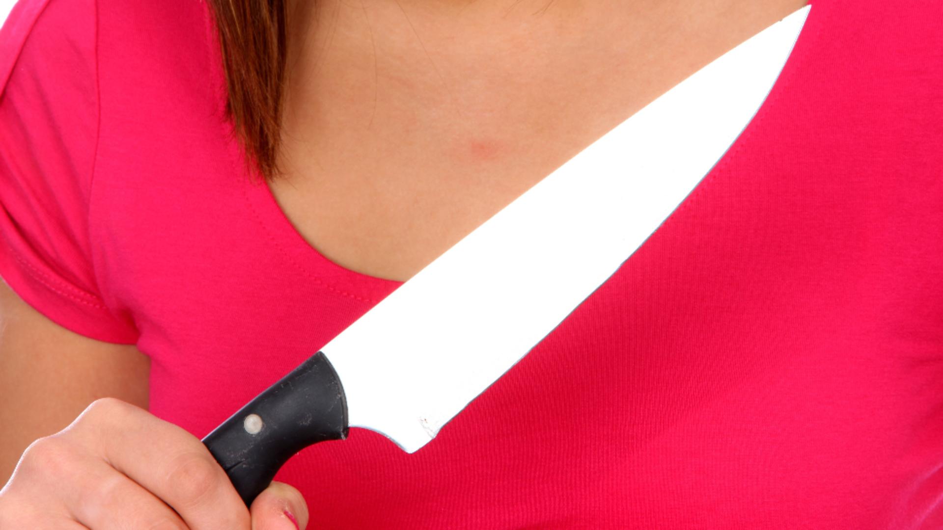 Femeie imobilizată de jandarmi, după ce a amenințat trecătorii cu un cuțit în fața autogării din Bacău: scene șocante/ Profimedia