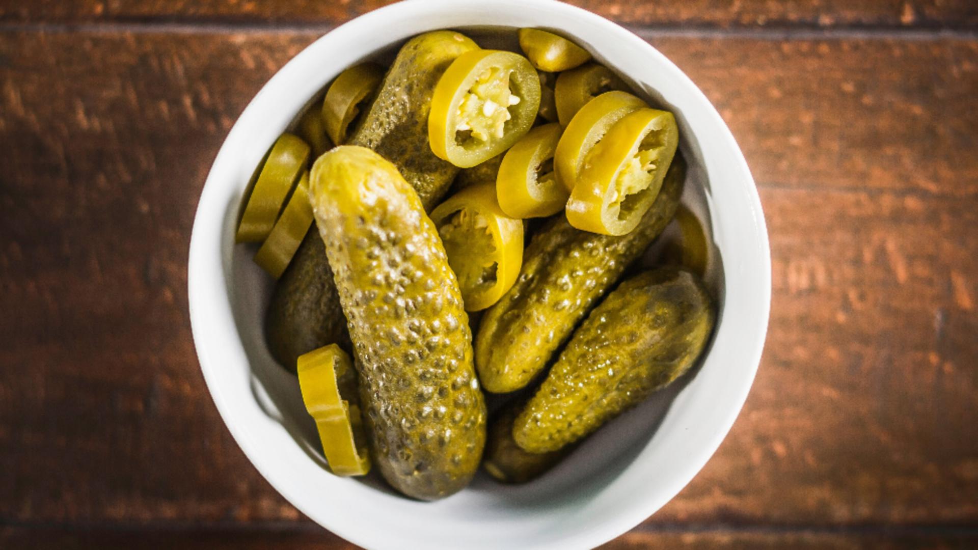 Secretul pentru o saramură perfectă: care sunt cantitățile corecte de sare și oțet/ Profimedia 