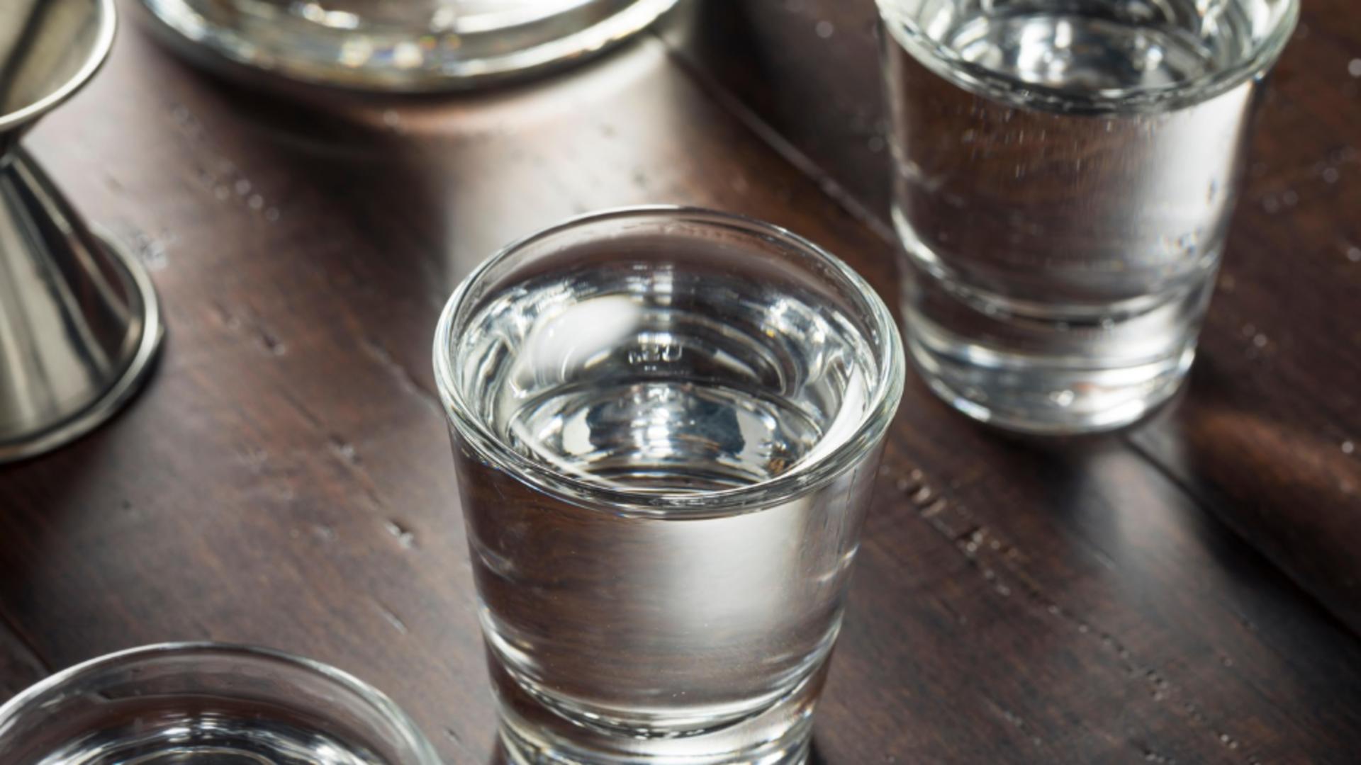 Cel puțin 25 de morți după ce au băut votcă contrafăcută, în Rusia: alcoolul otrăvit, distribuit de o educatoare de 60 de ani/ Profimedia