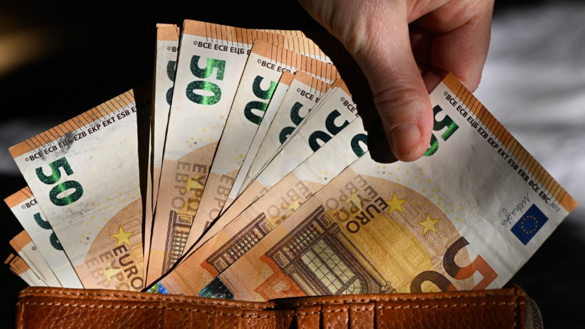 Băncile europene au ajuns le spună clienților să-și țină banii la saltea. Foto: Profimedia