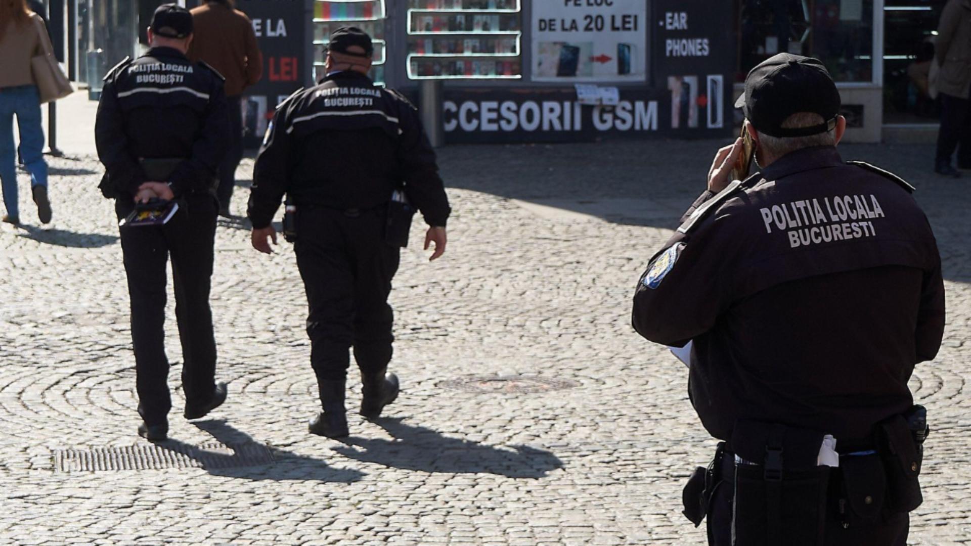 Polițiștii locali se fac cameramani de ocazie. Foto: Profimedia