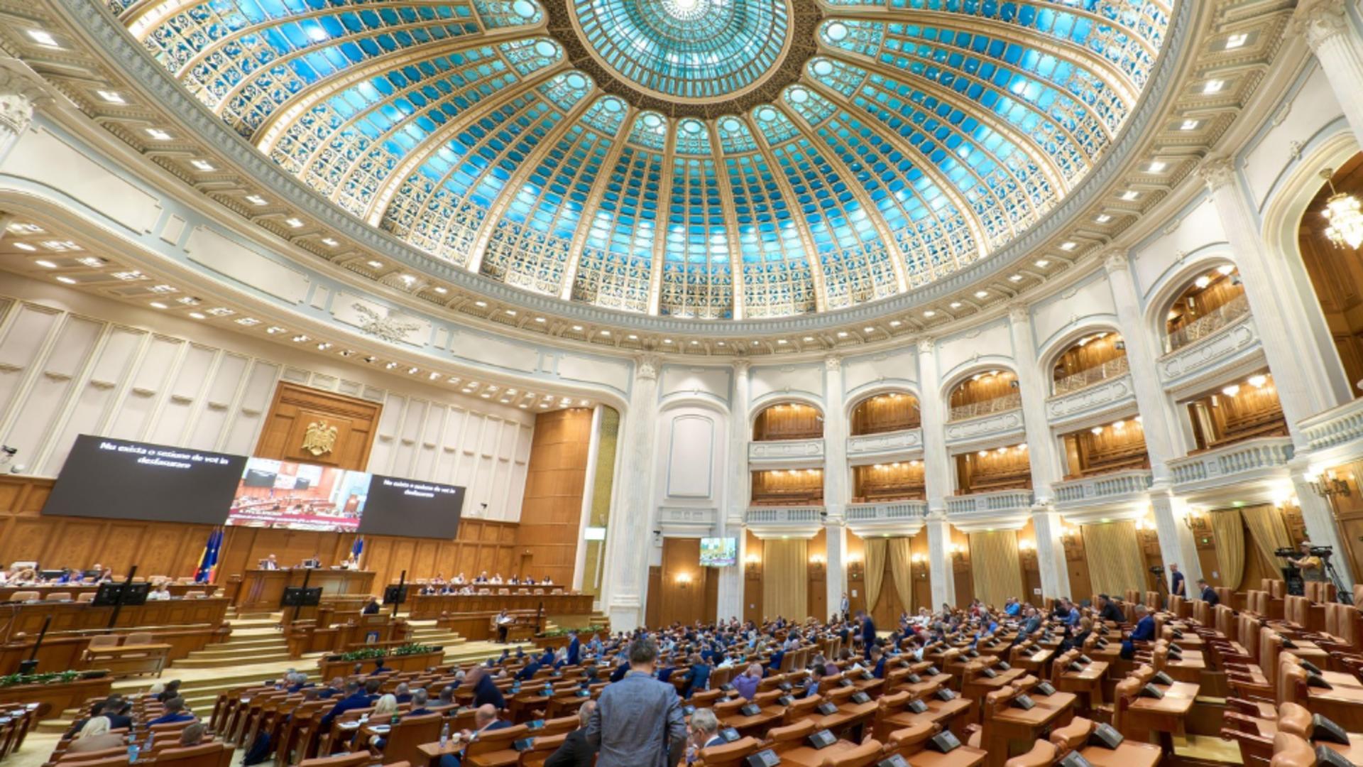 Parlamentul dezbate moțiunea de cenzură inițiată de AUR împotriva ministrului Mediului. Foto: Profimedia