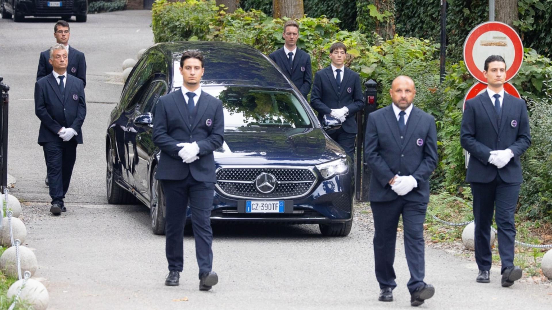 Legendarul designer a schimbat istoria modei masculine (Profimedia)