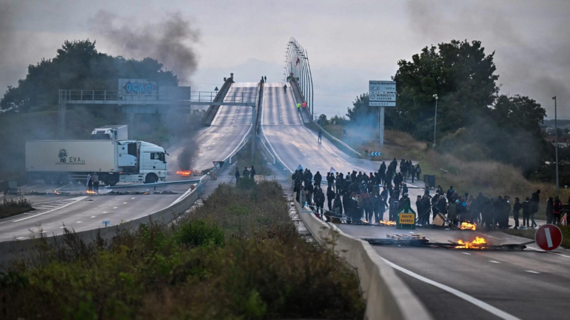 Franța fierbe: Macron e presat să demisioneze. Sindicatele scot, astăzi, oamenii în stradă / Foto: Profi Media